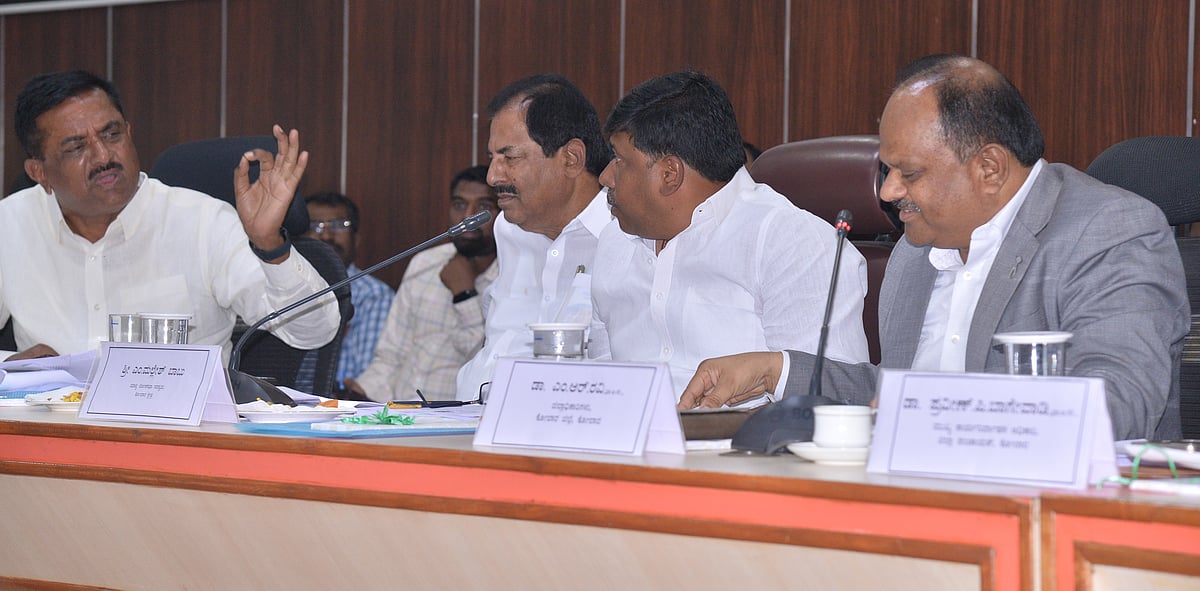 ಕೋಲಾರ | ಒತ್ತುವರಿ ತೆರವು; ಡಿಸಿಎಫ್‌ ಮೇಲೆ ಮುಗಿಬಿದ್ದ ಶಾಸಕರು!