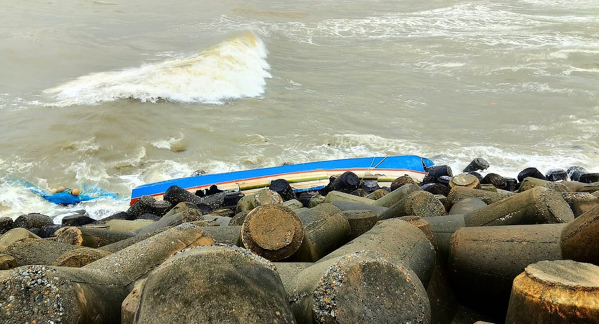 ಮೀನುಗಾರಿಕಾ ದೋಣಿ ದುರಂತ: ಮುಂದುವರಿದ ಶೋಧ ಕಾರ್ಯಾಚರಣೆ
