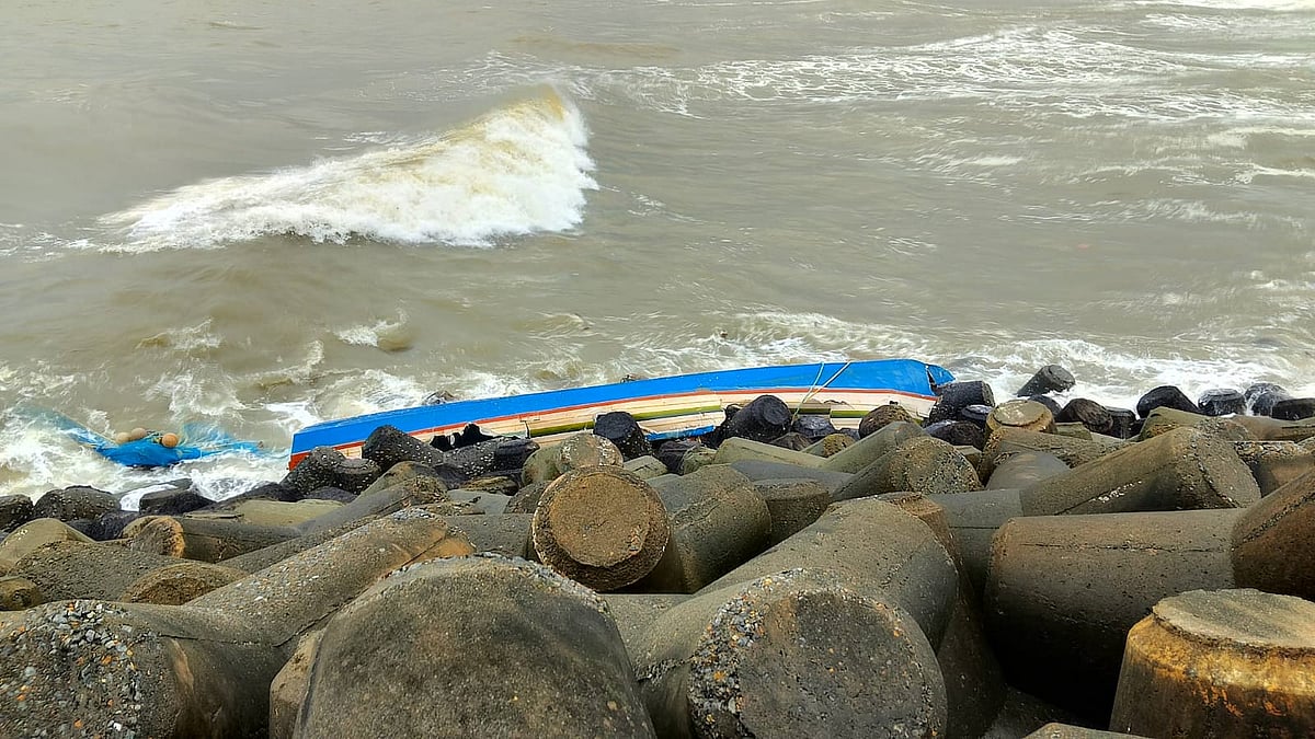 ಗಂಗೊಳ್ಳಿ: ಮೀನುಗಾರಿಕಾ ದೋಣಿ ಮಗುಚಿ ಮೂವರು ನಾಪತ್ತೆ 
