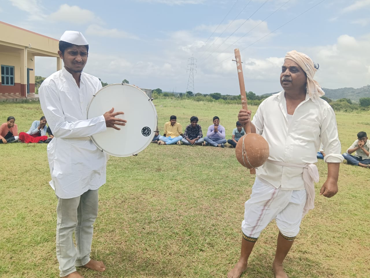 ಪಿರಿಯಾಪಟ್ಟಣ ತಾಲ್ಲೂಕಿನ ಬೆಟ್ಟದಪುರ ಅನಿಕೇತನ ಪಿಯು ಕಾಲೇಜಿನ ವಿದ್ಯಾರ್ಥಿಗಳೊಂದಿಗೆ ಶಿಶುನಾಳ ಶರೀಫ ನಾಟಕದಲ್ಲಿ ಭರಮಣ್ಣ ಬೆಟಗೇರಿ