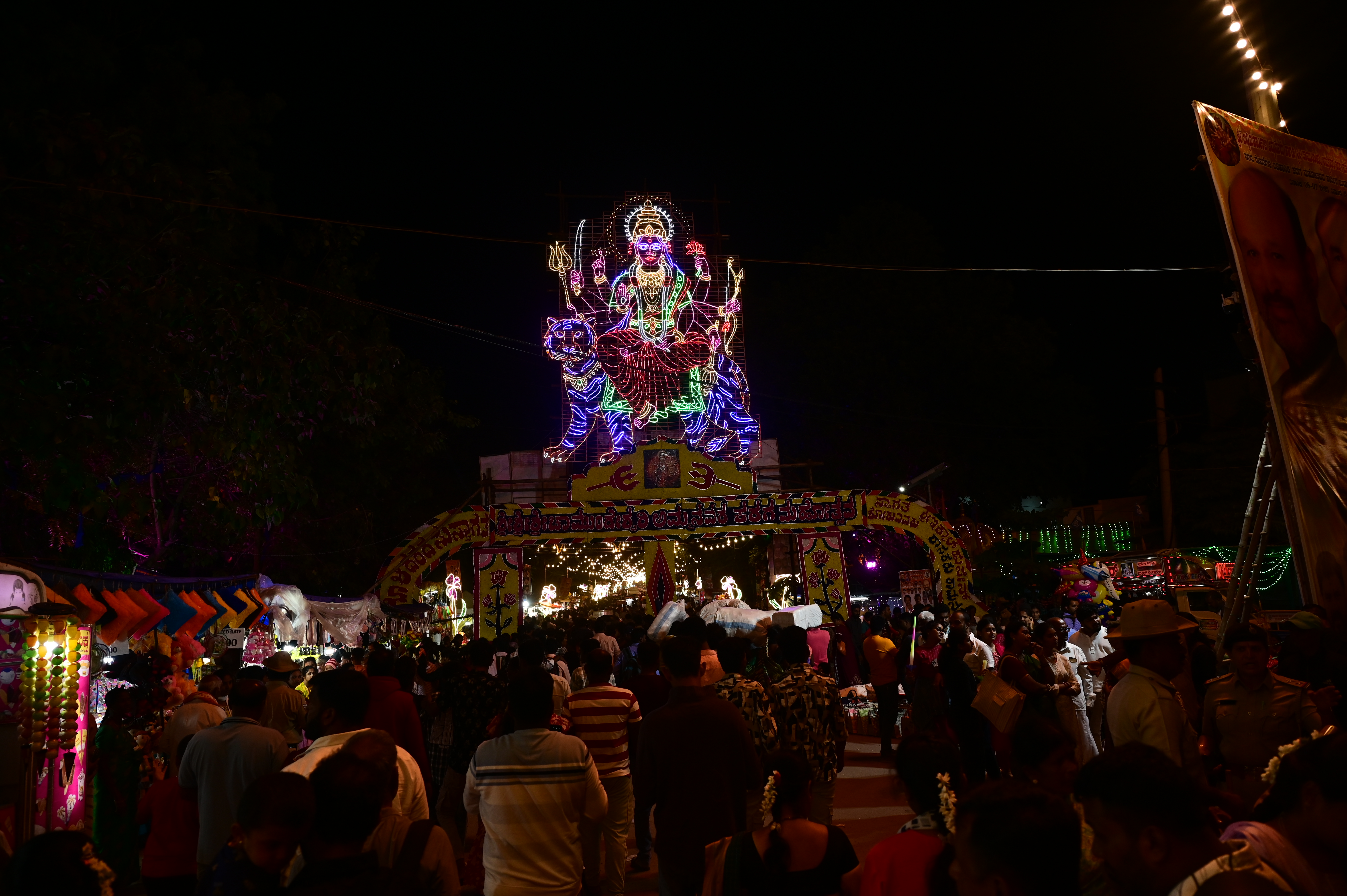 ಕರಗ ಪ್ರಯುಕ್ತ ರಾಮನಗರದ ಜೂನಿಯರ್ ಕಾಲೇಜು ರಸ್ತೆಯಲ್ಲಿ ಗಮನ ಸೆಳೆದ ಚಾಮುಂಡೇಶ್ವರಿ ದೇವಿಯ ವಿದ್ಯುದ್ದೀಪಾಲಂಕರಾದ ಪ್ರತಿಮೆ