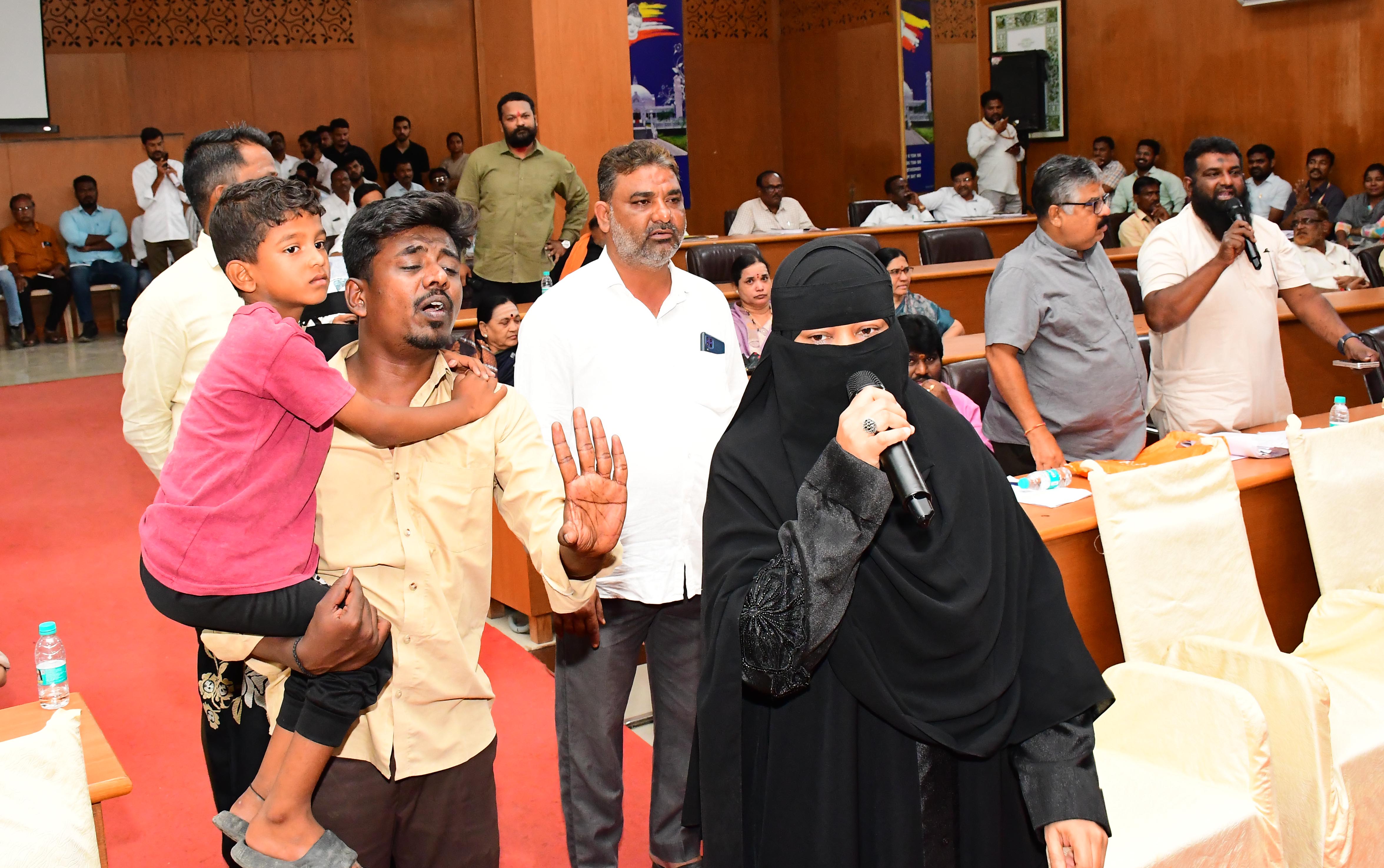 ಕಲಬುರಗಿಯಲ್ಲಿ ಬುಧವಾರ ನಡೆದ ಮಹಾನಗರ ಪಾಲಿಕೆಯ ಸಾಮಾನ್ಯ ಸಭೆಗೆ ನಾಯಿ ಕಡಿತಕ್ಕೆ ಒಳಗಾದ ಬಾಲಕನನ್ನು ಕರೆತಂದು ಪರಿಹಾರ ಕೊಡುವಂತೆ ಸ್ಥಾಯಿ ಸಮಿತಿ ಸದಸ್ಸೆ ಇರ್ಫಾನಾ ಪರ್ವೀನ್ ಒತ್ತಾಯಿಸಿದರು