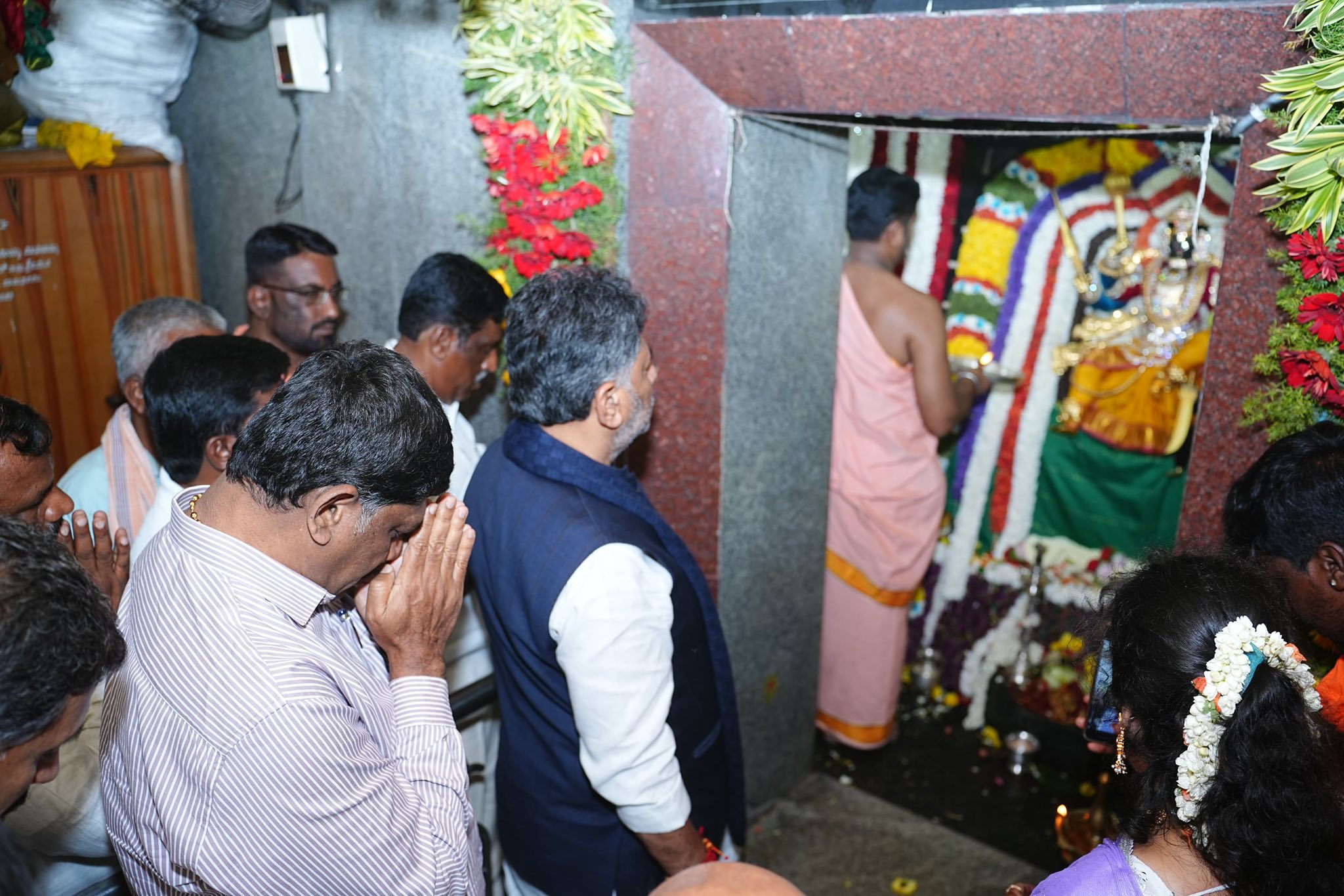 ಚಾಮುಂಡೇಶ್ವರಿ ದೇವಾಲಯಕ್ಕೆ ಭೇಟಿ ನೀಡಿ ದೇವಿಯ ದರ್ಶನ ಪಡೆದ ಉಪ ಮುಖ್ಯಮಂತ್ರಿ ಡಿ.ಕೆ. ಶಿವಕುಮಾರ್. ಬಮೂಲ್ ಅಧ್ಯಕ್ಷ ಡಿ.ಕೆ. ಸುರೇಶ್ ಇದ್ದಾರೆ