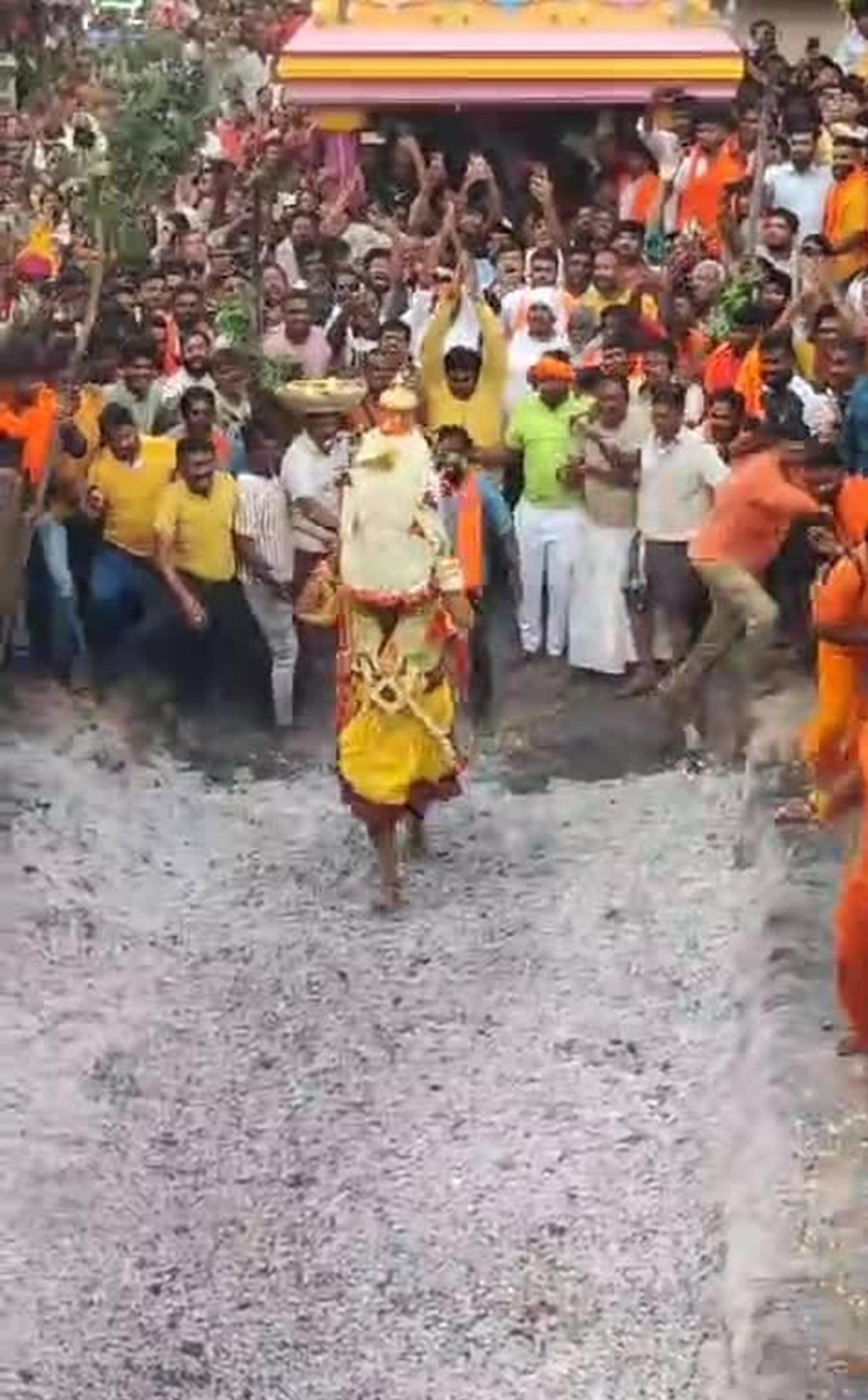 ಚಾಮುಂಡೇಶ್ವರಿ ದೇವಾಲಯದ ಕರಗಧಾರಕ ದೇವಿಪ್ರಸಾದ್ ಅವರು ಭಕ್ತ ಸಮೂಹದ ಮಧ್ಯೆ ಅಗ್ನಿಕೊಂಡ ಹಾಯ್ದರು