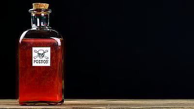 ಕೊಲೆಯಾದ ಗಂಡನಿಗೆ ನ್ಯಾಯ ಸಿಕ್ಕಿಲ್ಲವೆಂದು ಪೊಲೀಸ್‌ ಠಾಣೆ ಬಳಿ ವಿಷ ಕುಡಿದ ಪತ್ನಿ