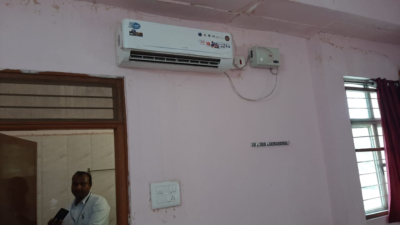 ಮಂತ್ರಾಲಯದಲ್ಲಿ ಎರಡು ವರ್ಷಗಳ ಹಿಂದೆಯೇ ಉದ್ಘಾಟನೆಯಾದ ಕರ್ನಾಟಕ ರಾಜ್ಯ ವಸತಿ ಗೃಹದಲ್ಲಿನ ಏಸಿ ಹಾಳಾಗಿದೆ