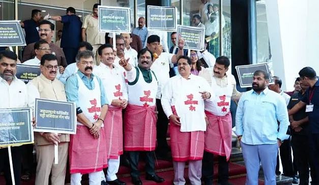 ಮಹಾರಾಷ್ಟ್ರ:ಕ್ಯಾಂಟೀನ್ ಉದ್ಯೋಗಿ ಮೇಲಿನ ಹಲ್ಲೆ ಖಂಡಿಸಿ'ಬನಿಯನ್,ಟವಲ್'ಪ್ರತಿಭಟನೆ