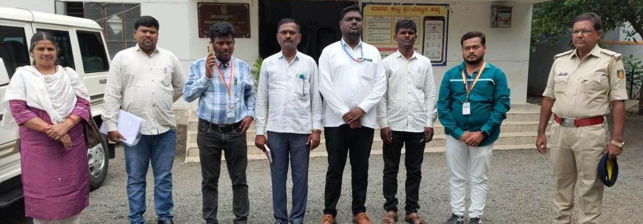 ಕಮಲನಗರ ಪಟ್ಟಣದಲ್ಲಿ ಅಧಿಕಾರಿಗಳು ದಾಳಿ ನಡೆಸಿ ಬಾಲಕಾರ್ಮಿಕ ಕಿಶೋರ ಕಾರ್ಮಿಕರನ್ನು ರಕ್ಷಿಸಿದರು