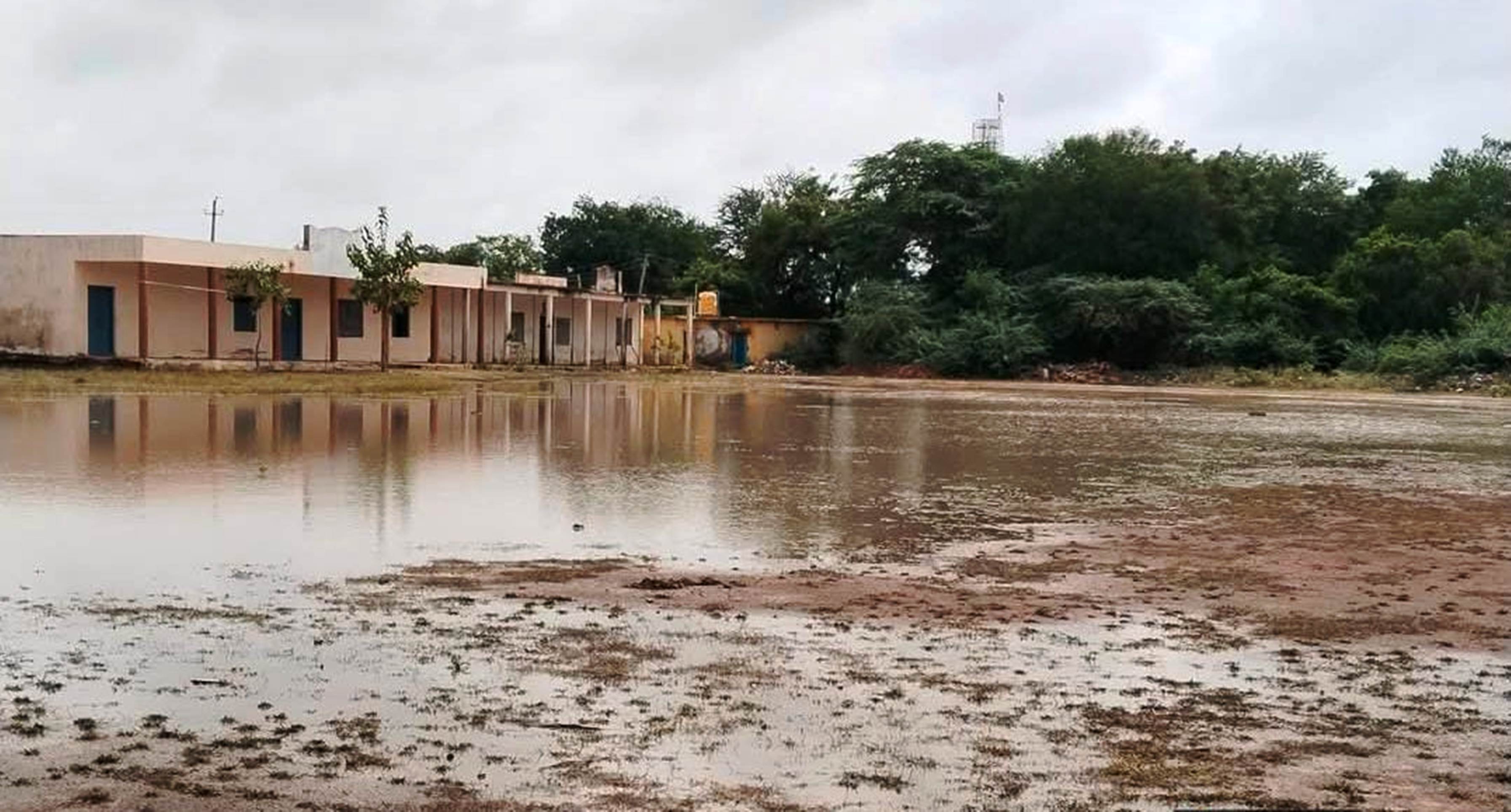 ಕುಷ್ಟಗಿ ತಾಲ್ಲೂಕು ಮುದೇನೂರಿನ ಪ್ರಾಥಮಿಕ ಪ್ರೌಢಶಾಲೆಗಳ ಆವರಣದಲ್ಲಿ ನೀರು ಸಂಗ್ರಹವಾಗಿರುವುದು