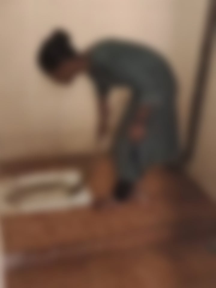 ಯಾದಗಿರಿ | ವಿದ್ಯಾರ್ಥಿನಿಯರಿಂದ ಶೌಚಾಲಯ ಸ್ವಚ್ಛತೆ