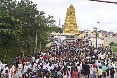 ಚಾಮುಂಡೇಶ್ವರಿ ವರ್ಧಂತಿ ಪ್ರಯುಕ್ತ ಉತ್ಸವ ಮೂರ್ತಿಯ ಚಿನ್ನದ ಪಲ್ಲಕ್ಕಿ ಮೆರವಣಿಗೆ ನಡೆಯಿತು