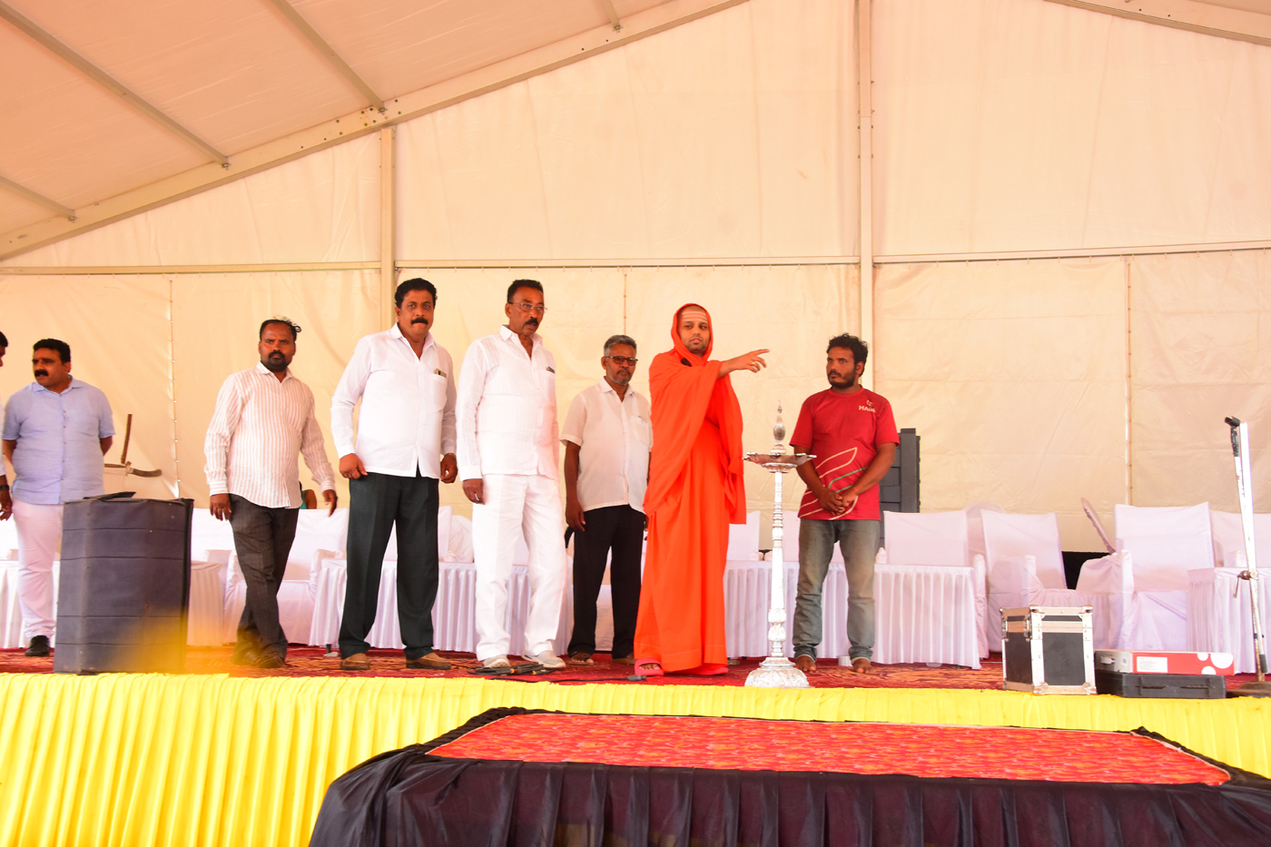 ವೇದಿಕೆ ಸಿದ್ಧತೆ ಪರಿಶೀಲಿಸುತ್ತಿರುವ ಸ್ವಾಮೀಜಿ