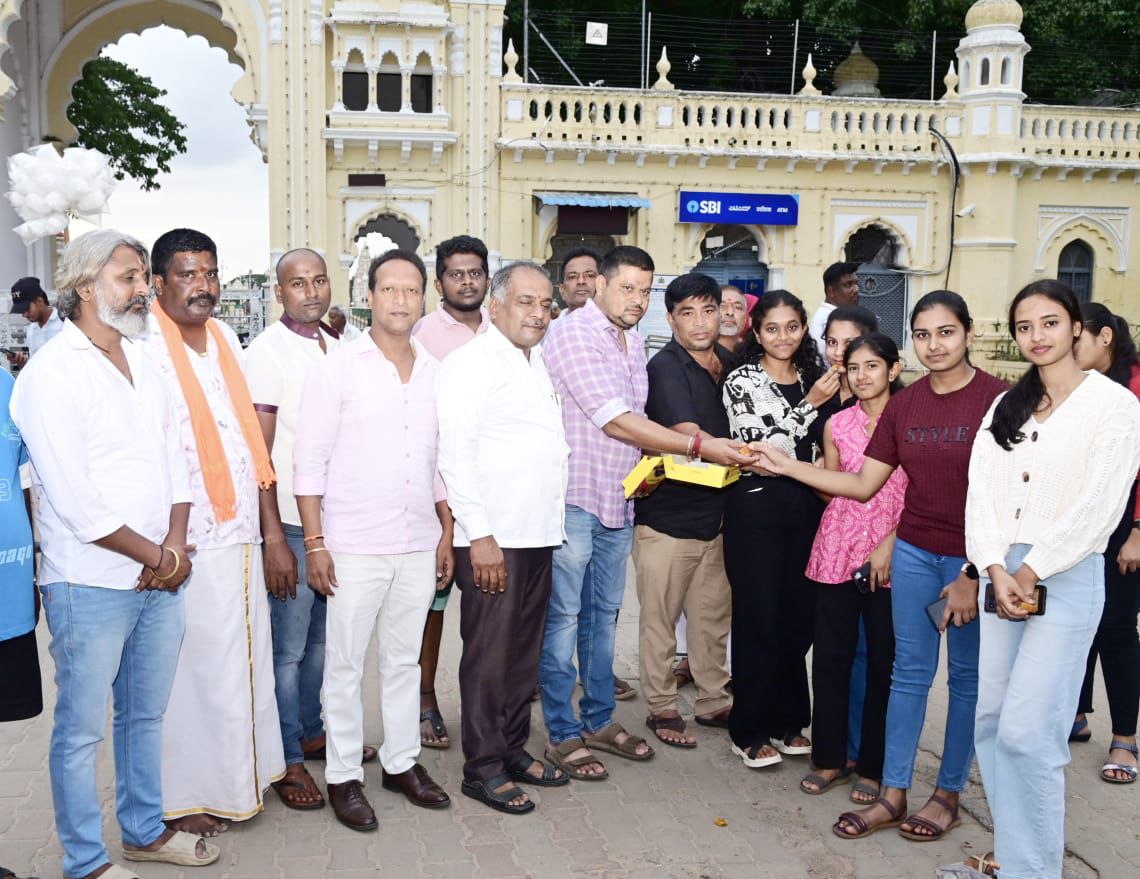 ಮೈಸೂರಿನ ಕೋಟೆ ಆಂಜನೇಯ ಸ್ವಾಮಿ ದೇಗುಲದ ಎದುರು ಕರ್ನಾಟಕ ಹಿತರಕ್ಷಣಾ ವೇದಿಕೆ ಹಾಗೂ ಮಯೂರ ಕನ್ನಡ ಯುವಕರ ಬಳಗದ ಸದಸ್ಯರು ನಾಗರಿಕರಿಗೆ ಸಿಹಿ ಹಂಚಿ ಸಂಭ್ರಮಿಸಿದರು. ಕೆ.ಆರ್.ಬ್ಯಾಂಕ್ ಅಧ್ಯಕ್ಷ ಬಸವರಾಜ್ ಬಸಪ್ಪ ಕರ್ನಾಟಕ ಹಿತರಕ್ಷಣಾ ವೇದಿಕೆ ಅಧ್ಯಕ್ಷ ವಿನಯ್ ಕುಮಾರ್  ಮಯೂರ ಕನ್ನಡ ಯುವಕರ ಬಳಗದ ಅಧ್ಯಕ್ಷ ಜಿ.ರಾಘವೇಂದ್ರ ಎಸ್.ಎನ್.ರಾಜೇಶ್ ಹರೀಶ್ ನಾಯ್ಡು ಪಾಂಡು ಷಣ್ಮುಗ ಪಾಲ್ಗೊಂಡಿದ್ದರು 