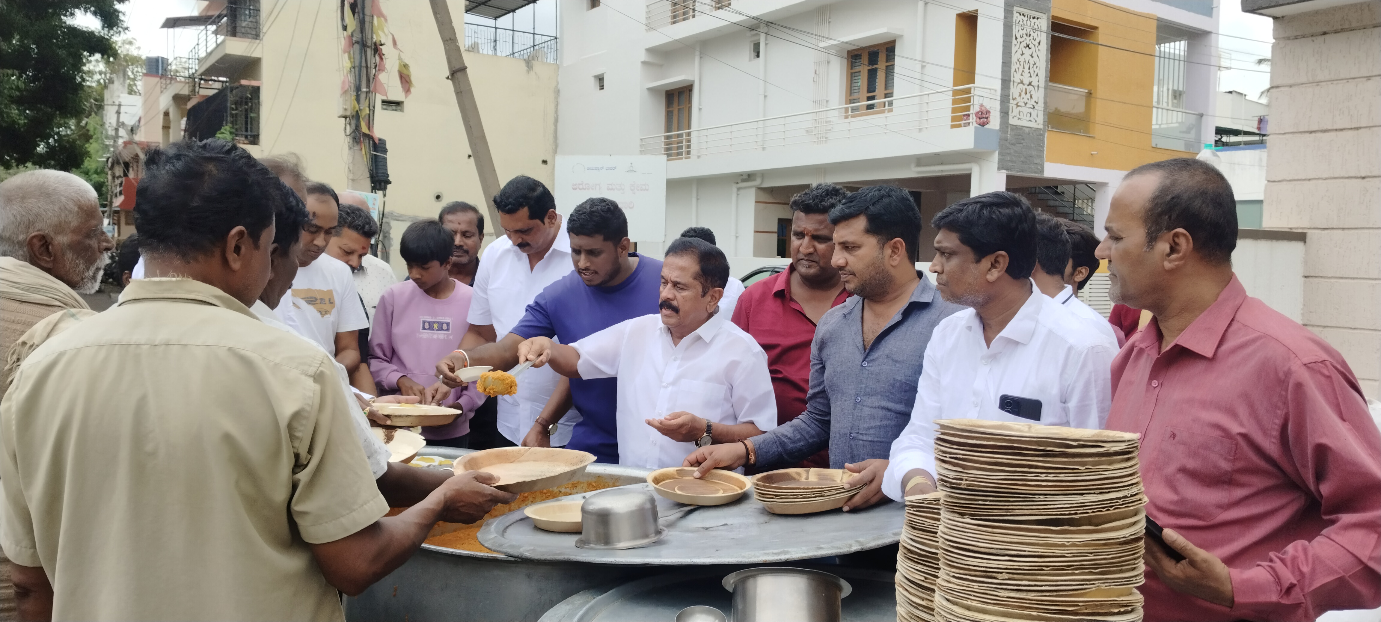 ವಿದ್ಯಾರಣ್ಯಪುರಂನಲ್ಲಿ ‘ಜೈ ಭುವನೇಶ್ವರಿ ಕನ್ನಡ ಬಳಗ’ವು ಆಯೋಜಿಸಿದ್ದ ಪ್ರಸಾದ ವಿತರಣೆಯಲ್ಲಿ ಕಾಂಗ್ರೆಸ್‌ ಮುಖಂಡ ಎಂ.ಕೆ.ಸೋಮಶೇಖರ್ ಎಂ.ಸುನಿಲ್ ಜೋಗಿ ಮಹೇಶ್ ಅಶೋಕಪುರಂ ಮಂಜುನಾಥ್ ರವಿಶಂಕರ್ ಶಂಕರ್ ಬಾಸ್ ವಿನಯ್ ಕುಮಾರ್ ನಾಗರಾಜು ಸಾಗರ್ ಶಶಿಕಾಂತ್ ನಂದ ನವೀನ್ ಪ್ರದೀಪ್ ಶರತ್ ರಾಹುಲ್ ಶ್ರೀಧರ್ ಪಾಲ್ಗೊಂಡರು