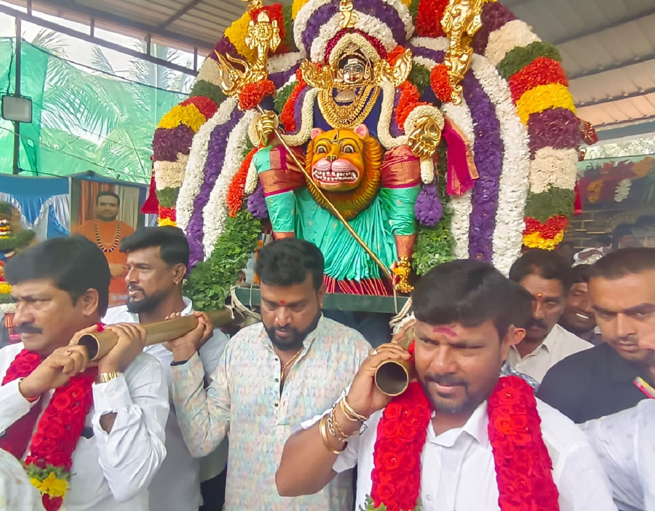 ಕೋಲಾರ ತಾಲ್ಲೂಕಿನ ಲಕ್ಷ್ಮಿಸಾಗರ ಗ್ರಾಮದ ಚಾಮುಂಡೇಶ್ವರಿ ದೇವಾಲಯದಲ್ಲಿ ಉತ್ಸವ ಮೂರ್ತಿ ಮೆರವಣಿಗೆಯಲ್ಲಿ ಶಾಸಕ ಕೊತ್ತೂರು ಮಂಜುನಾಥ್‌ ಎಂಎಲ್‌ಸಿ ಎಂ.ಎಲ್‌.ಅನಿಲ್‌ ಕುಮಾರ್‌ ಪಾಲ್ಗೊಂಡರು