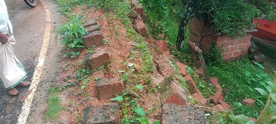 ತಡೆಗೋಡೆ ಕುಸಿತ: ನಿಡ್ಪಳ್ಳಿ–ಈಶ್ವರಮಂಗಲ ರಸ್ತೆಗೆ ಅಪಾಯಕಾರಿ ಸ್ಥಿತಿ