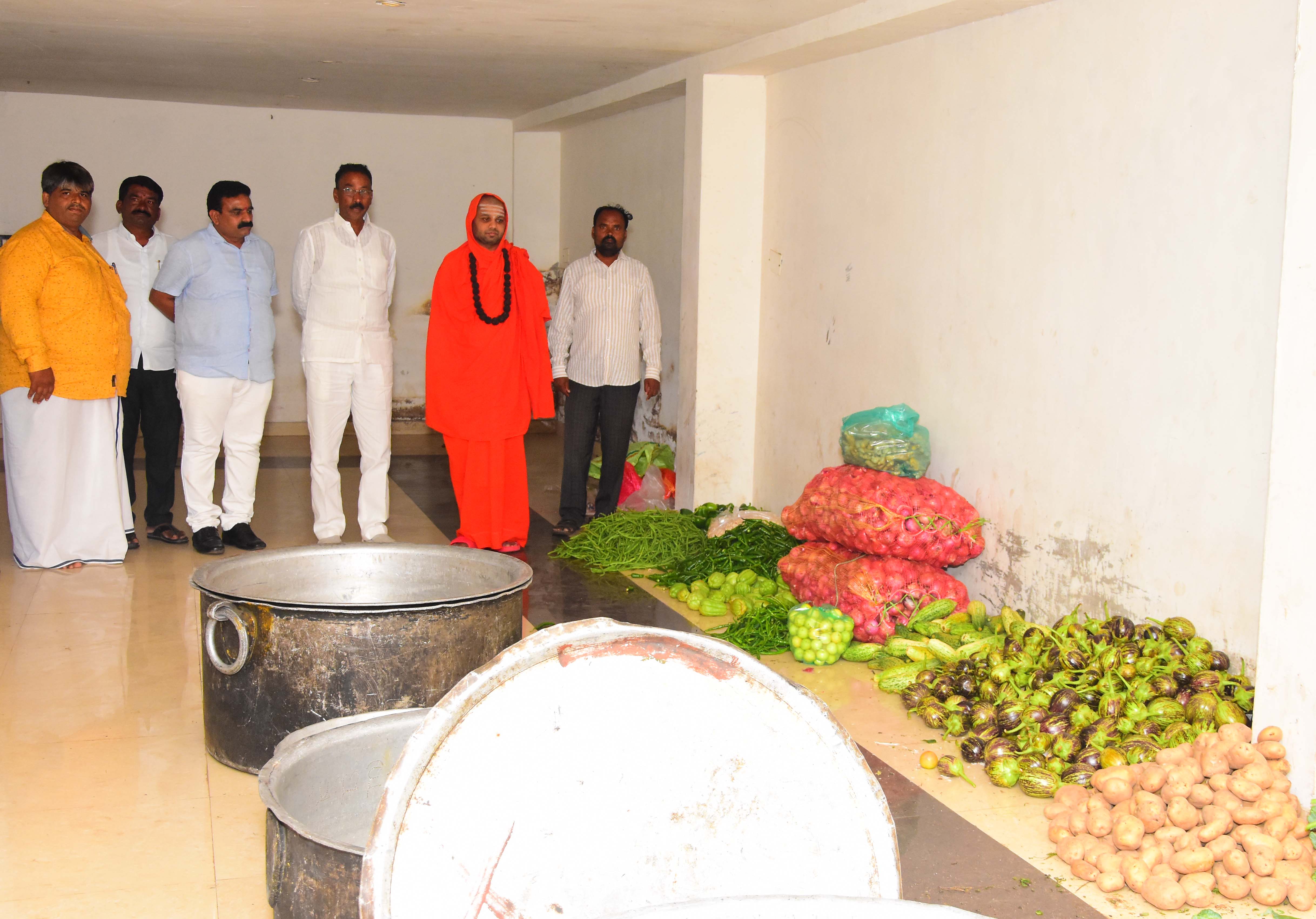 ದಾಸೋಹ ಸಿದ್ಧತೆಯ ಪರಿಶೀಲನೆ