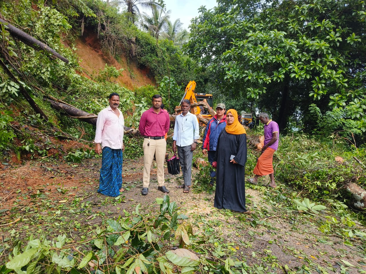 ಪುತ್ತೂರು ತಾಲ್ಲೂಕಿನ ಪಾಣಾಜೆ ಗ್ರಾಮದ ಆರ್ಲಪದವು ಸಮೀಪದ ಉಡ್ಡಂಗಳ-ಉದಯಗಿರಿ ಎಂಬಲ್ಲಿ ರಸ್ತೆ ಮೇಲ್ಭಾಗದ ಗುಡ್ಡ ಕುಸಿದು ಮರಗಳು ವಿದ್ಯುತ್ ಕಂಬಗಳು ರಸ್ತೆಗೆ ಉರುಳಿ ಬಿದ್ದಿವೆ