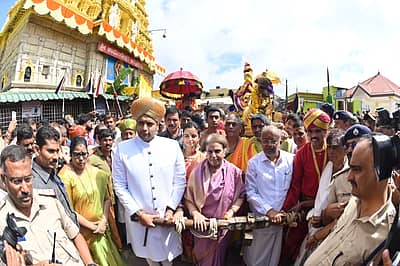 ಚಾಮುಂಡಿಬೆಟ್ಟದಲ್ಲಿ ಚಾಮುಂಡೇಶ್ವರಿ ವರ್ಧಂತಿ ಪ್ರಯುಕ್ತ ಉತ್ಸವ ಮೂರ್ತಿಯ ಚಿನ್ನದ ಪಲ್ಲಕ್ಕಿ ಮೆರವಣಿಗೆಗೆ ರಾಜವಂಶಸ್ಥರಾದ ತ್ರಿಶಿಕಾ ಒಡೆಯರ್, ಯದುವೀರ್ ಕೃಷ್ಣದತ್ತ ಒಡೆಯರ್, ಪ್ರಮೋದ ದೇವಿ ಒಡೆಯರ್, ಶಾಸಕ ಜಿ.ಟಿ. ದೇವೇಗೌಡ, ಚಾಮುಂಡೇಶ್ವರಿ ಅಭಿವೃದ್ಧಿ ಪ್ರಾಧಿಕಾರ ಕಾರ್ಯದರ್ಶಿ ರೂಪ ಚಾಲನೆ ನೀಡಿದರು. 