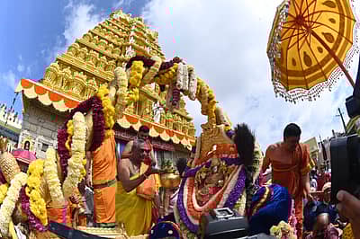 ಮೈಸೂರಿನ ಚಾಮುಂಡಿ ಬೆಟ್ಟದಲ್ಲಿ ‘ಚಾಮುಂಡೇಶ್ವರಿ ವರ್ಧಂತಿ’ ಪ್ರಯುಕ್ತ ಉತ್ಸವ ಮೂರ್ತಿಗೆ ದೇವಾಲಯದ ಮುಖ್ಯ ಅರ್ಚಕ ಶಶಿಶೇಖರ ದೀಕ್ಷಿತ್ ಆರತಿ ಬೆಳಗಿದರು.  