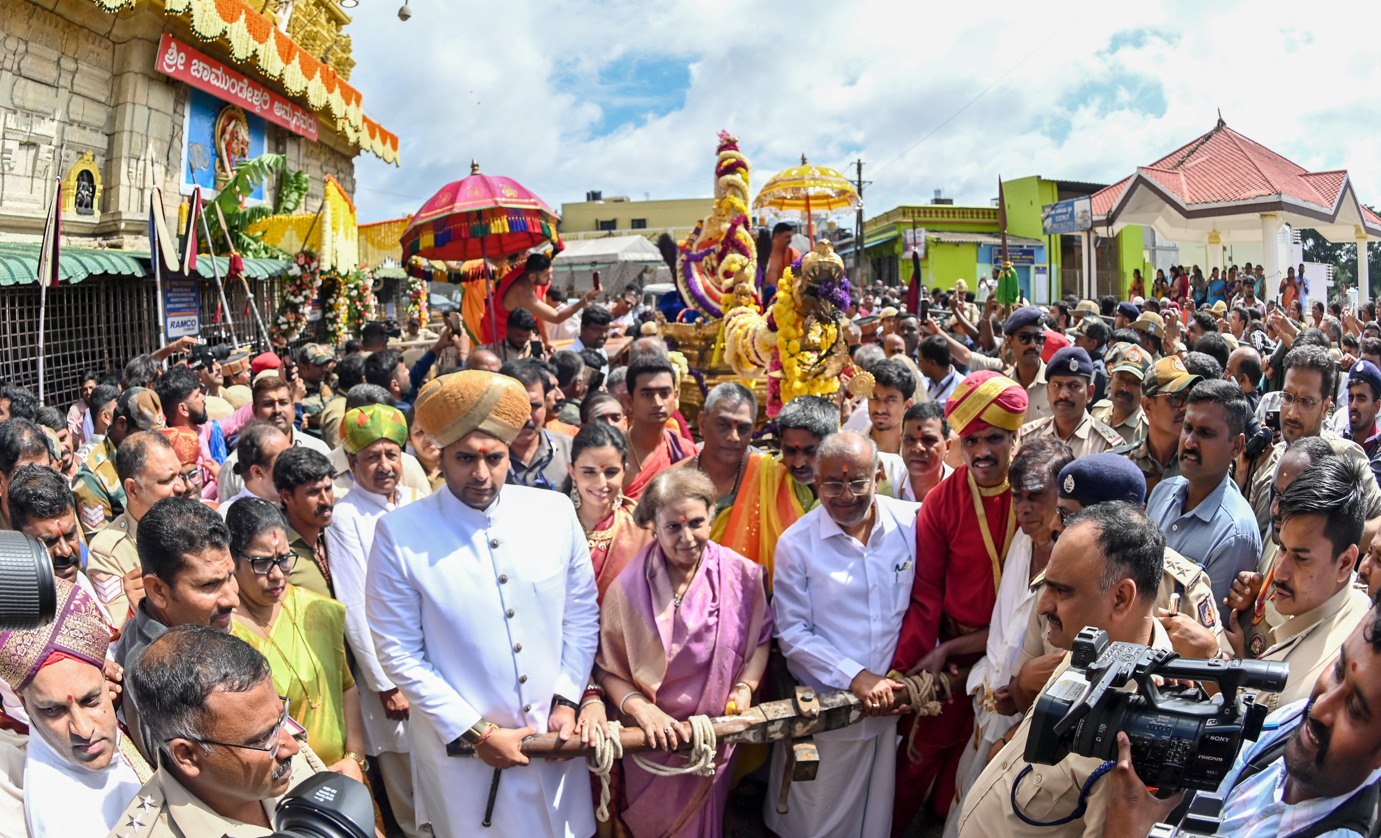 ಪಲ್ಲಕ್ಕಿಗೆ ರಾಜವಂಶಸ್ಥರಾದ ಪ್ರಮೋದಾ ದೇವಿ ಒಡೆಯರ್ ಸಂಸದ ಯದುವೀರ್ ಕೃಷ್ಣದತ್ತ ಚಾಮರಾಜ ಒಡೆಯರ್ ತ್ರಿಷಿಕಾ ಕುಮಾರಿ ಜಿ.ಟಿ.ದೇವೇಗೌಡ ಪೂಜೆ ಸಲ್ಲಿಸಿ ಎಳೆದರು
