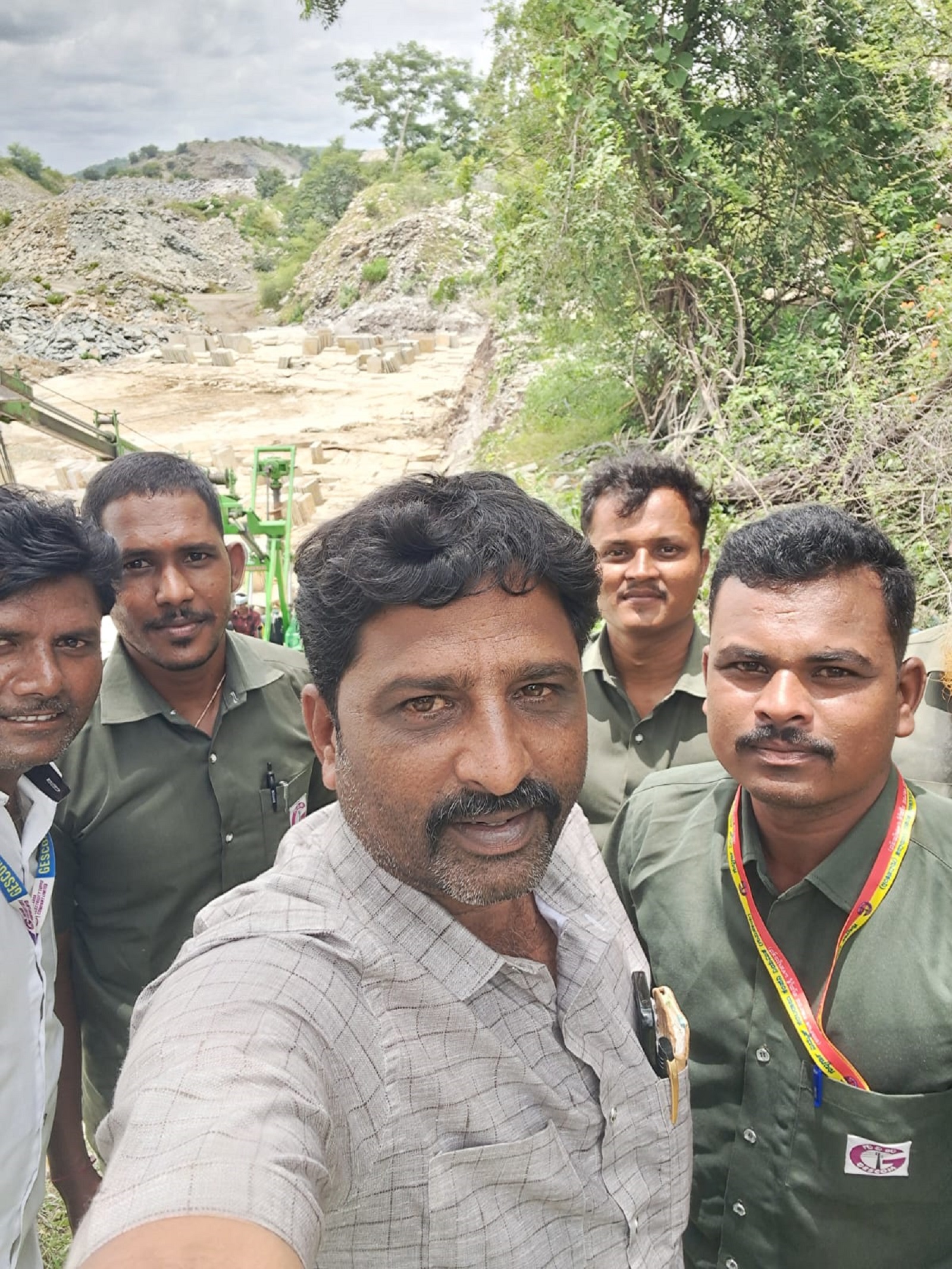 ಚಿAಚೋಳಿ ತಾಲ್ಲೂಕಿನ ಮಿರಿಯಾಣದ ಅಕ್ರಮ ಕಲ್ಲು ಗಣಿಗಾರಿಕೆ ಮೇಲೆ ದಾಳಿ ನಡೆಸಿದಾಗ ಸಿಬ್ಬಂದಿಗಳು ಗುರುವಾರ ಸೆಲ್ಪೀ ತೆಗೆದುಕೊಂಡರು