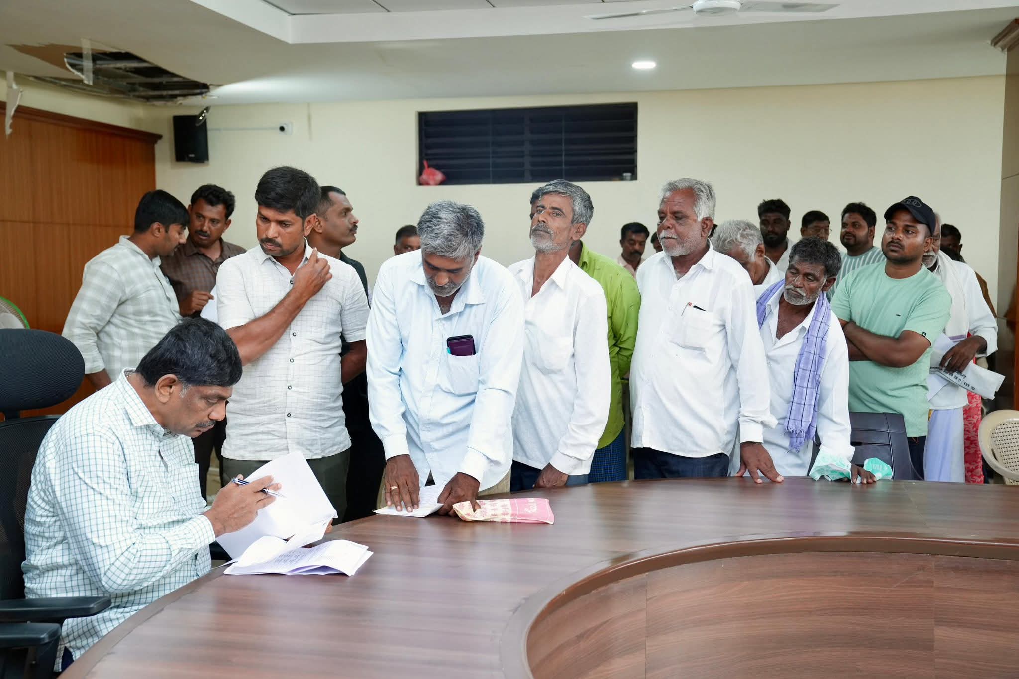 ಬಮೂಲ್ ಅಧ್ಯಕ್ಷ ಡಿ.ಕೆ.ಸುರೇಶ್ ಅವರಿಗೆ ಸಾರ್ವಜನಿಕರು ತಮ್ಮ ಆಹವಾಲು ಸಲ್ಲಿಸಿದರು 