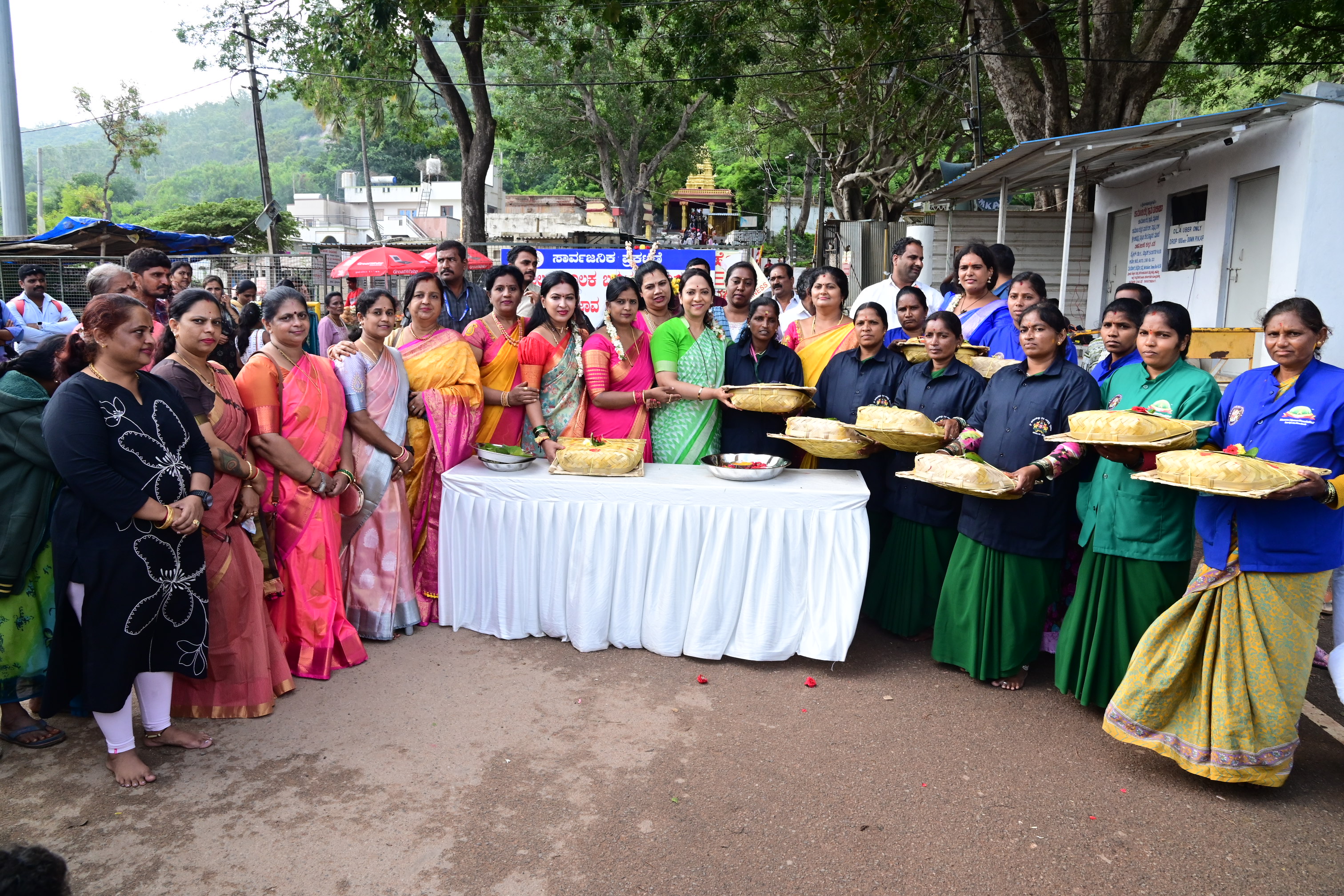 ಚಾಮುಂಡಿ ಬೆಟ್ಟದ ಪಾದದಲ್ಲಿ ರಾಜ್ಯ ಮಹಿಳಾ ಆಯೋಗದ ಅಧ್ಯಕ್ಷೆ ನಾಗಲಕ್ಷ್ಮಿ ಚೌಧರಿ ಅವರು ಪೌರಕಾರ್ಮಿಕ ಮಹಿಳೆಯರಿಗೆ ಬಾಗಿನ ವಿತರಿಸಿದರು