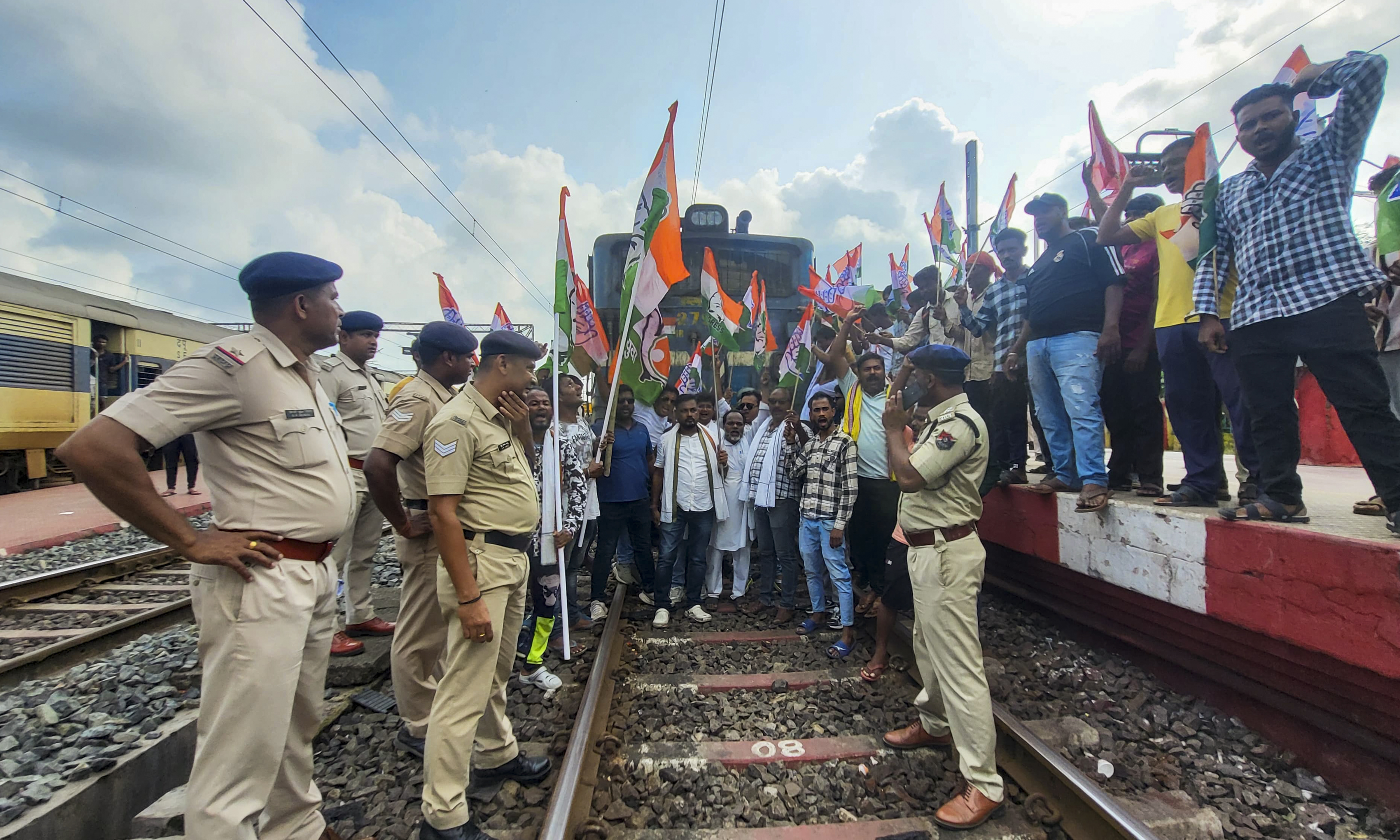 ಬಾಲಸೋರ್‌ನಲ್ಲಿ ರೈಲ್ವೆ ಹಳಿಯ ಮೇಲೆ ನಿಂತು ಕಾಂಗ್ರೆಸ್ ಕಾರ್ಯಕರ್ತರು ಪ್ರತಿಭಟನೆ ನಡೆಸಿದರು