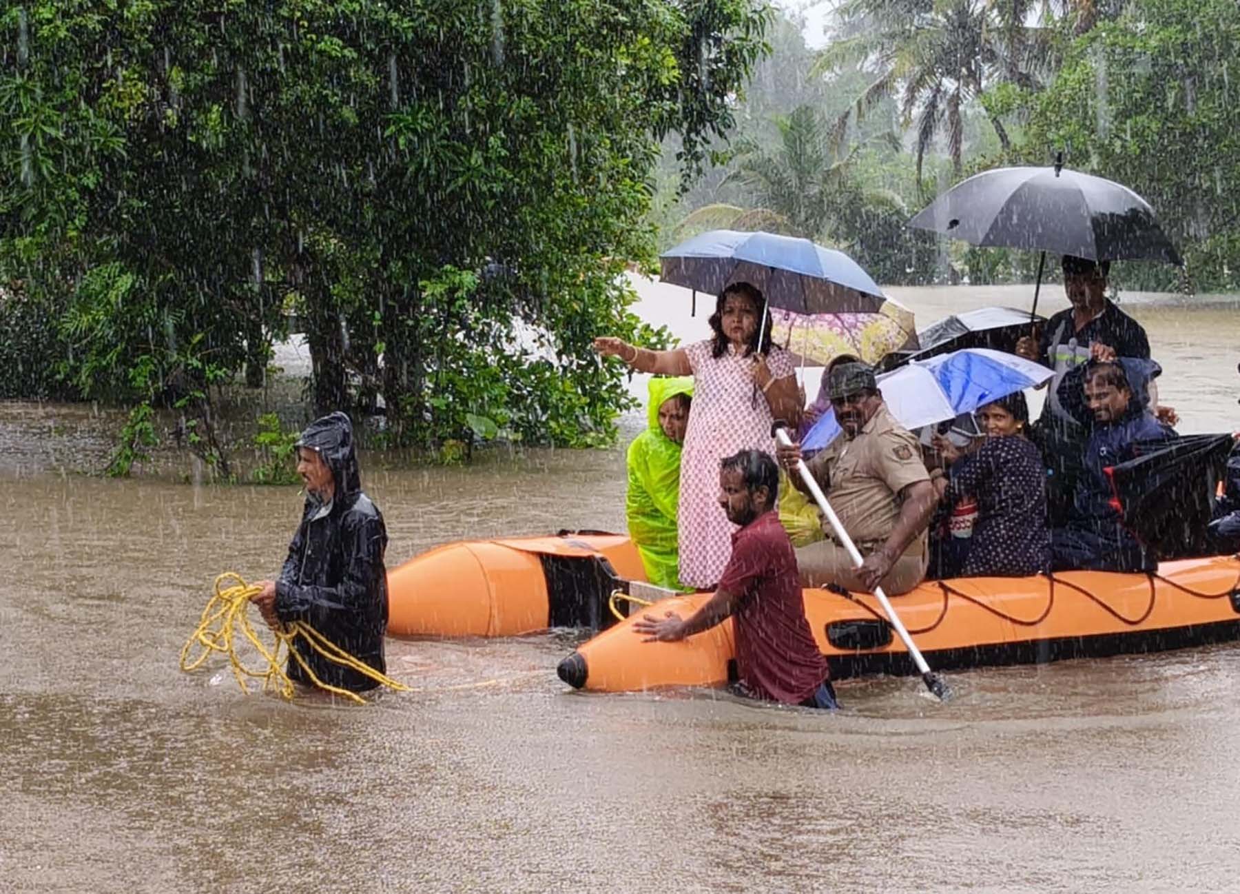 ಕಾಪು ತಾಲ್ಲೂಕಿನಲ್ಲಿ ತಹಶೀಲ್ದಾರ್ ನೇತೃತ್ವದಲ್ಲಿ ಹಲವು ಮಂದಿಯನ್ನು ಸುರಕ್ಷಿತ ಸ್ಥಳಕ್ಕೆ ಸ್ಥಳಾಂತರಿಸಲಾಗಿದೆ