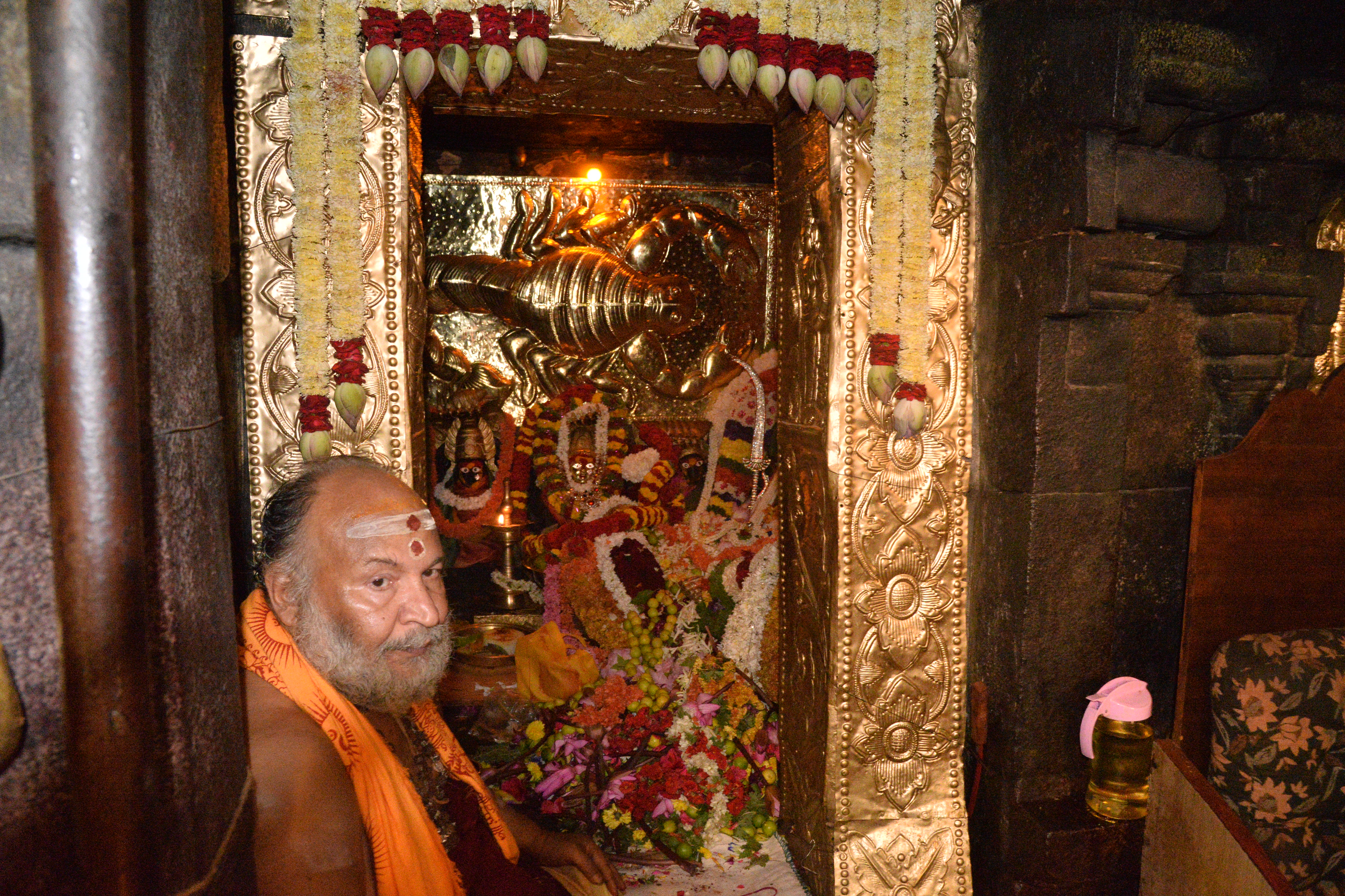 ಕೋಲಾರಮ್ಮ ದೇವಿಯನ್ನು ಹೂಗಳಿಂದ ಅಲಂಕರಿಸಲಾಗಿತ್ತು