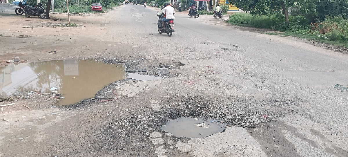 ಯಾದಗಿರಿ | ನಗರದಲ್ಲಿ ಗುಂಡಿ ಬಿದ್ದ ರಸ್ತೆಗಳು