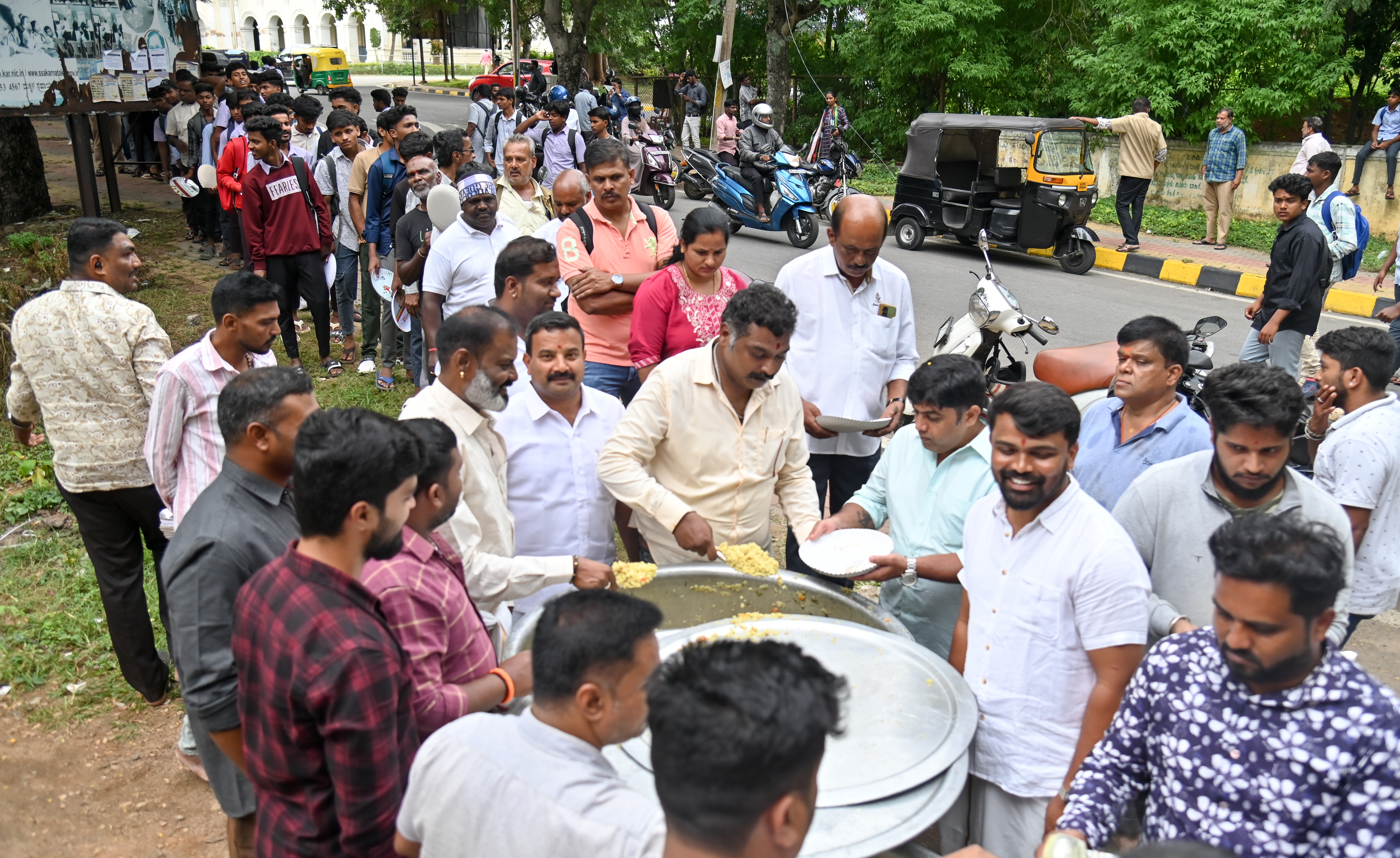 ಹಳೆ ಜಿಲ್ಲಾಧಿಕಾರಿ ಕಚೇರಿ ಎದುರು ‘ಡಿ.ಸಿ ಸಮೃದ್ಧಿ ಸೌಹಾರ್ದ ಬಳಗ’ದ ಸದಸ್ಯರು ನಾಗರಿಕರಿಗೆ ಪ್ರಸಾದ ವಿತರಿಸಿದರು. ಸುನಿಲ್ ಹಾಗೂ ಇತರರು ಭಾಗವಹಿಸಿದ್ದರು 