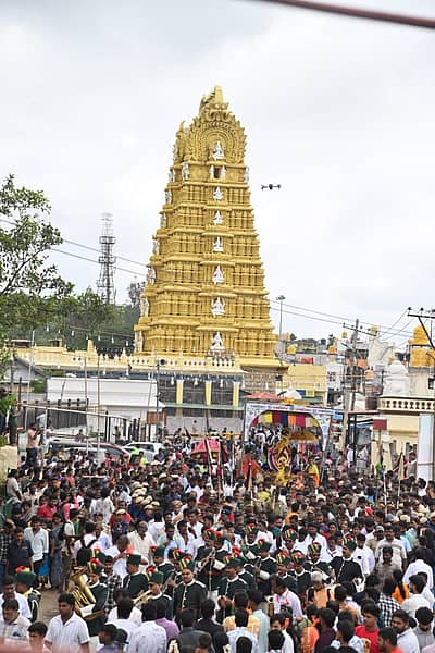 ಅಪಾರ ಸಂಖ್ಯೆಯ ಭಕ್ತರು ‘ಜೈ ದುರ್ಗೆ, ಜೈ ಚಾಮುಂಡೇಶ್ವರಿ’ ಎಂಬ ಘೋಷಣೆ ಕೂಗುತ್ತ ಸಂಭ್ರಮಿಸಿದರು.