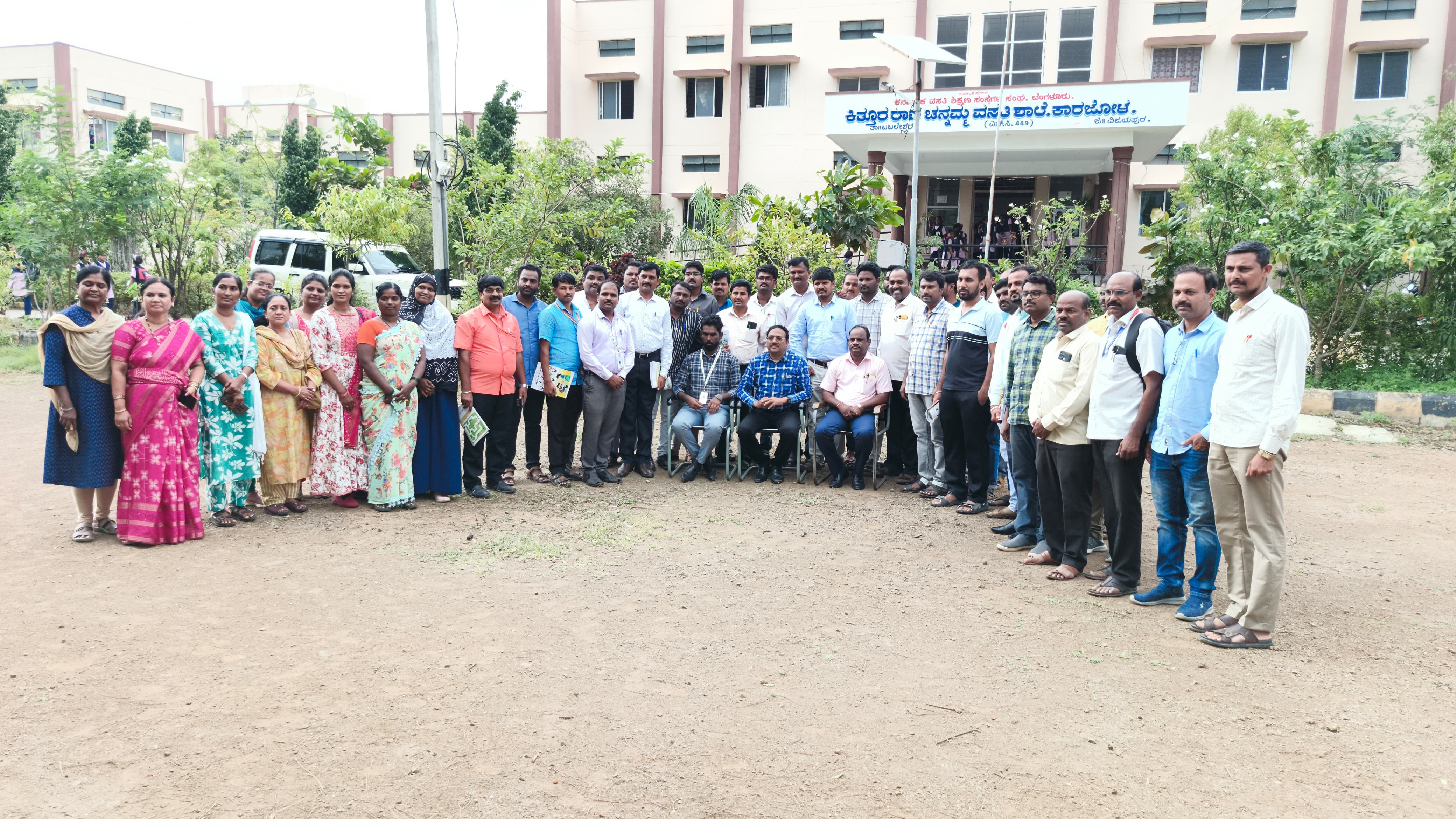 ಕೊಲ್ಹಾರ:ಕರ್ನಾಟಕ ವಸತಿ ಶಿಕ್ಷಣ ಸಂಸ್ಥೆಗಳ ಸಂಘ ಬೆಂಗಳೂರು ಹಾಗೂ ಯುನೈಟೆಡ್ ಎಫರ್ಟ್ಸ್ ಸಂಸ್ಥೆ ಹಾಗೂ LAHI (Lend a Handa India) ಸಂಸ್ಥೆ ವತಿಯಿಂದ ಎರಡೂ ದಿನಗಳ ವೃತ್ತಿಯೋಜನೆ ಕಾರ್ಯಕ್ರಮವು ಗುರುವಾರ ಕಿತ್ತೂರು ರಾಣಿ ಚೆನ್ನಮ್ಮ ವಸತಿ ಶಾಲೆಯಲ್ಲಿ ಹಮ್ಮಿಕೊಳ್ಳಲಾಗಿತ್ತು.