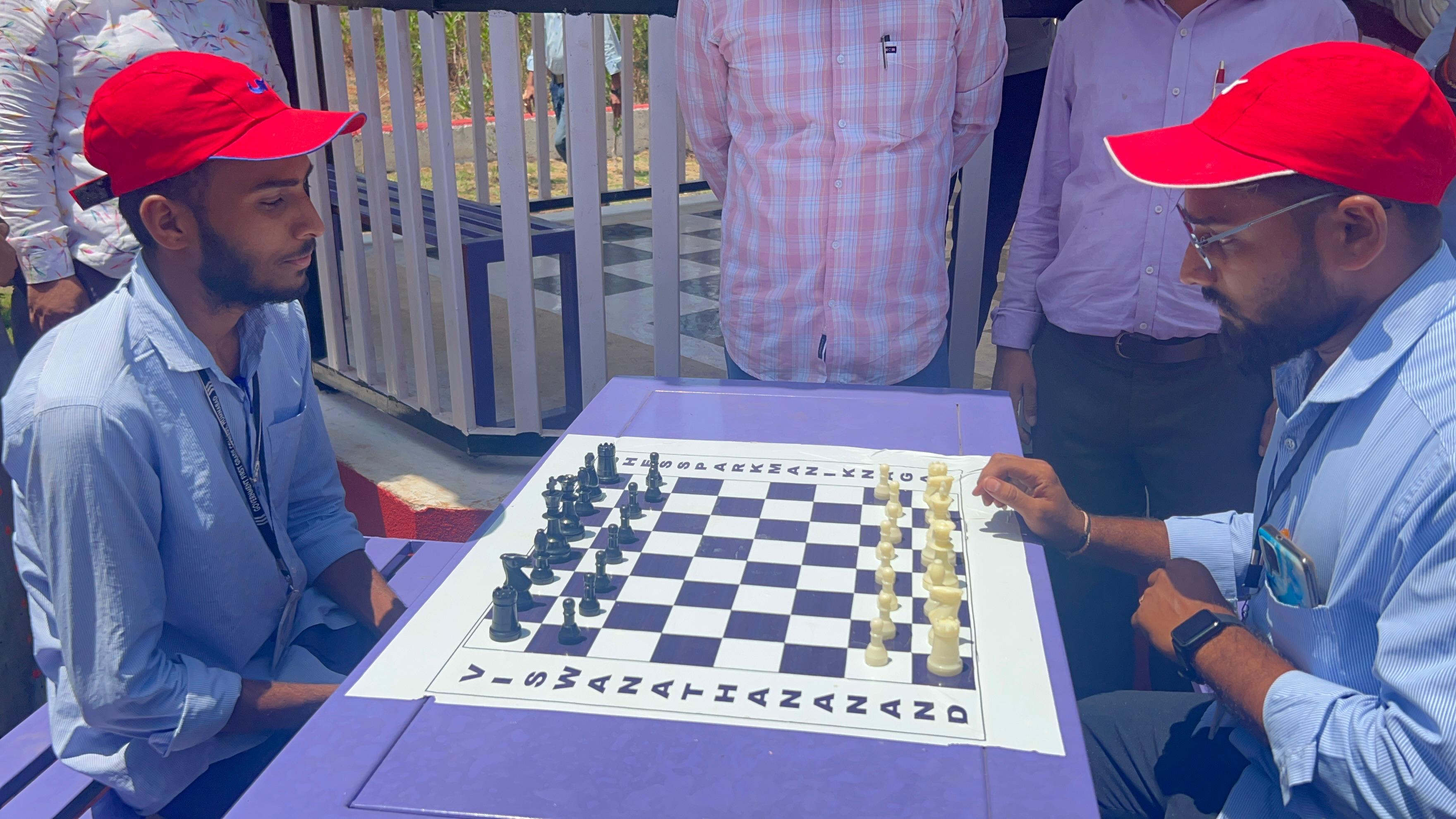 ಚೆಸ್‌ ಆಟದಲ್ಲಿ ಮಗ್ನರಾಗಿರುವ ಯುವಕರು