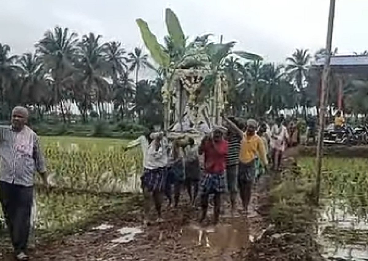 ಮೇಡ್ಲೇರಿ ಸ್ಮಶಾನ; ಕೆಸರು ಗದ್ದೆಯೇ ದಾರಿ