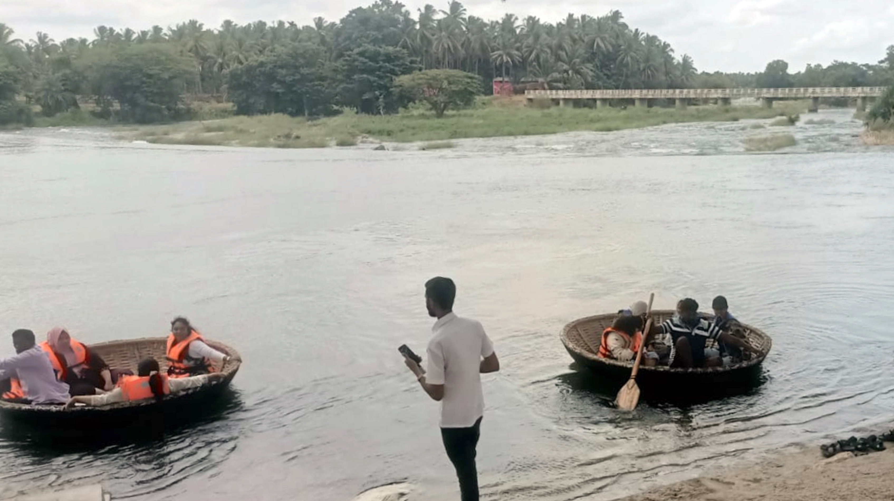 ಬಲಮುರಿ ಪ್ರಕೃತಿ ತಾಣದಲ್ಲಿ ಗುರುವಾರ ಪ್ರವಾಸಿಗರು ವಿಹಾರ ನಡೆಸುತ್ತಿದ್ದ ಚಿತ್ರ