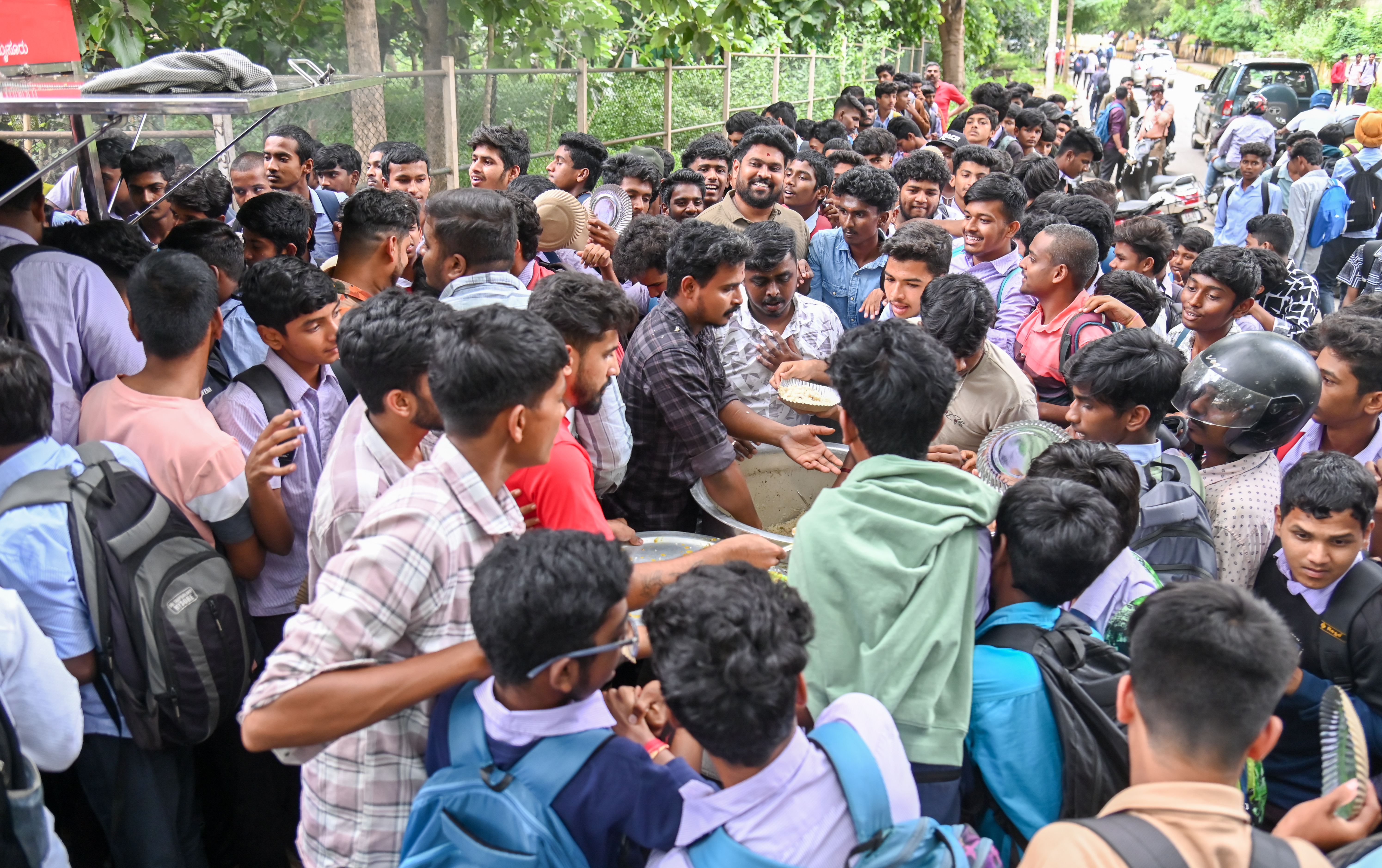 ಮಹಾರಾಜ ಕಾಲೇಜು ಬಳಿ ಇರುವ ಆರ್.ಆರ್.ಮೆಸ್‌ ಸದಸ್ಯರು ಪ್ರಸಾದ ವಿತರಿಸಿದರು