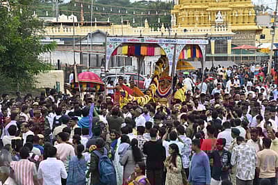 ವರ್ಧಂತಿಯಲ್ಲಿ  ಸಾವಿರಾರು ಭಕ್ತದಿಗಳು ಚಾಮುಂಡಿ ದೇವಿಯ ದರ್ಶನ ಪಡೆದರು.