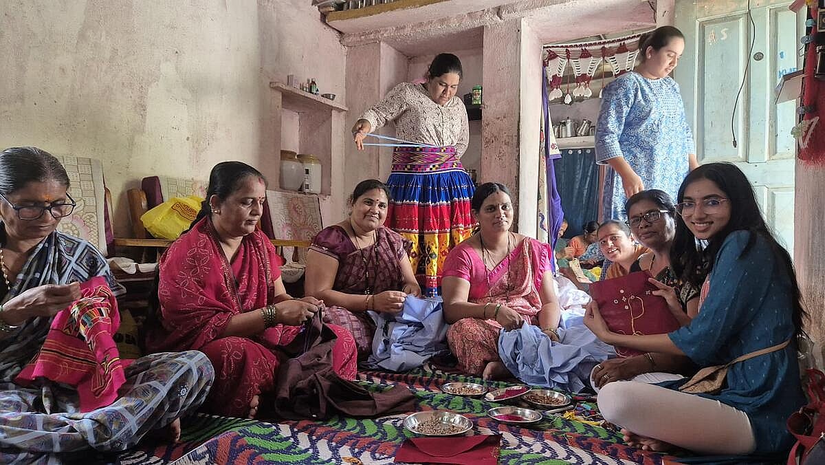 ಬಂಜಾರ ಕಸೂತಿ ಸಂಸ್ಥೆಗೆ ವಿದ್ಯಾರ್ಥಿನಿಯರ ಭೇಟಿ