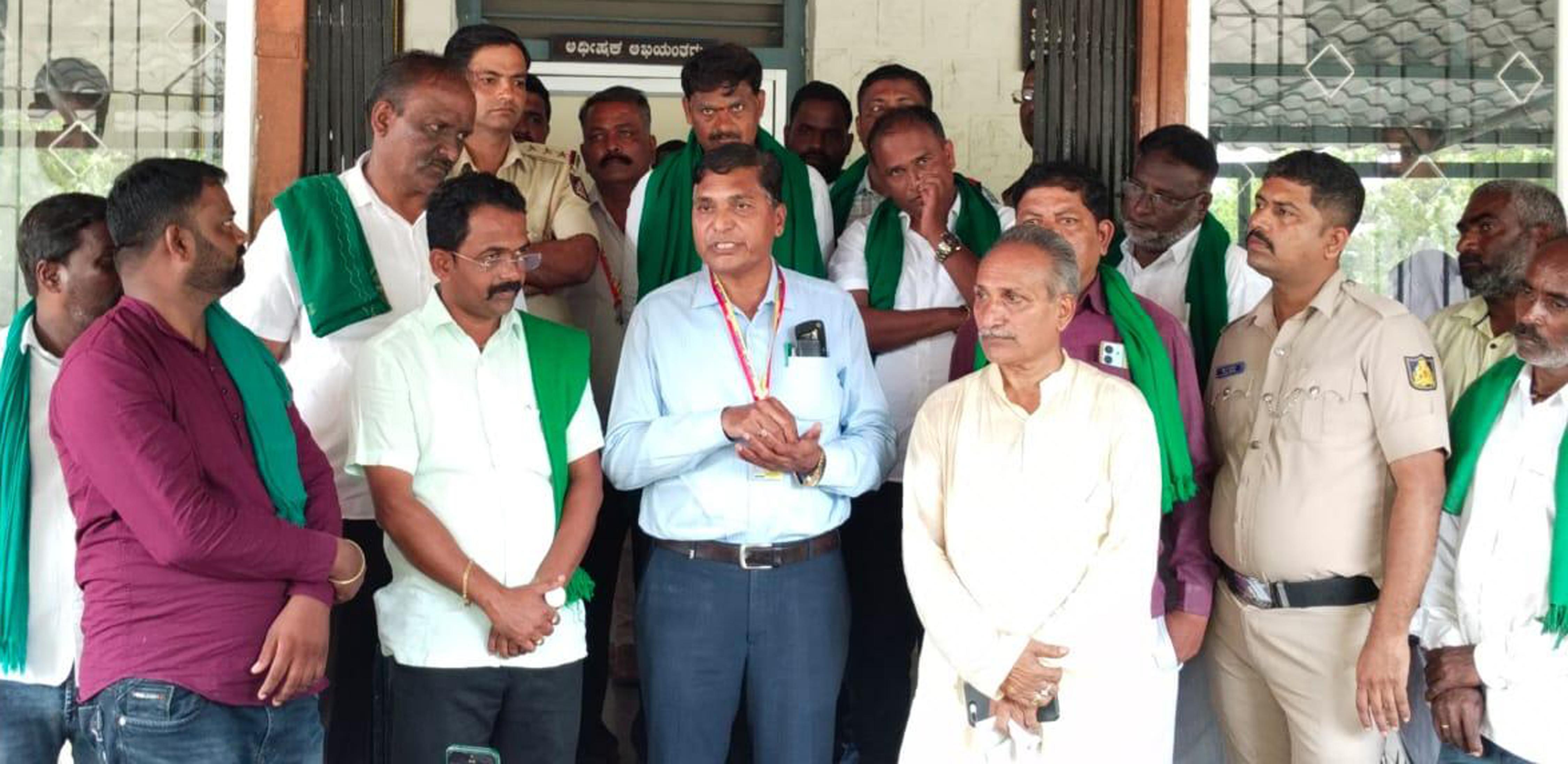 ಹುಕ್ಕೇರಿ ತಾಲ್ಲೂಕಿನ ಹಿಡಕಲ್ ಡ್ಯಾಂನಿಂದ ಧಾರವಾಡ ಕೈಗಾರಿಕಾ ವಲಯಕ್ಕೆ ನೀರು ಒಯ್ಯುವುದನ್ನು ವಿರೋಧಿಸಿ ರೈತರು ಶುಕ್ರವಾರ ಹಿಡಕಲ್ ಡ್ಯಾಂನಲ್ಲಿ ಪ್ರತಿಭಟಿಸಿ ರೈತರನ್ನು ಉದ್ದೇಶಿಸಿ ಇಇ ಅರವಿಂದ ಜಮಖಂಡಿ ಮಾತನಾಡಿದರು.