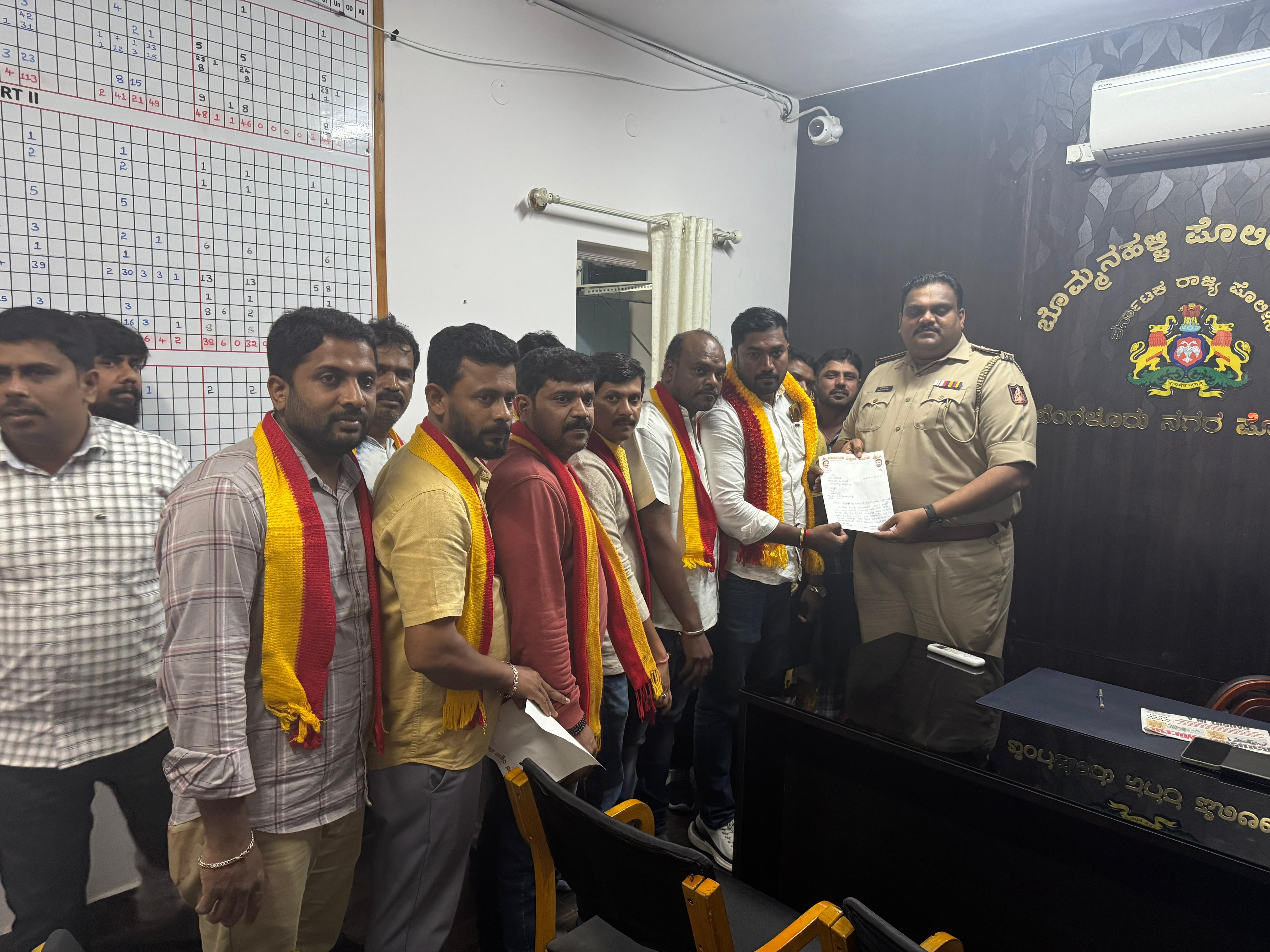 ಕನ್ನಡಿಗರನ್ನು ಅವಮಾನಿಸಿದ ಆರೋಪಿ ವಿರುದ್ಧ ಕ್ರಮ ಕೈಗೊಳ್ಳುವಂತೆ ಆಗ್ರಹಿಸಿ ಕರ್ನಾಟಕ ರಕ್ಷಣಾ ವೇದಿಕೆ ಸದಸ್ಯರು ಪೊಲೀಸರಿಗೆ ಮನವಿ ಸಲ್ಲಿಸಿದರು  