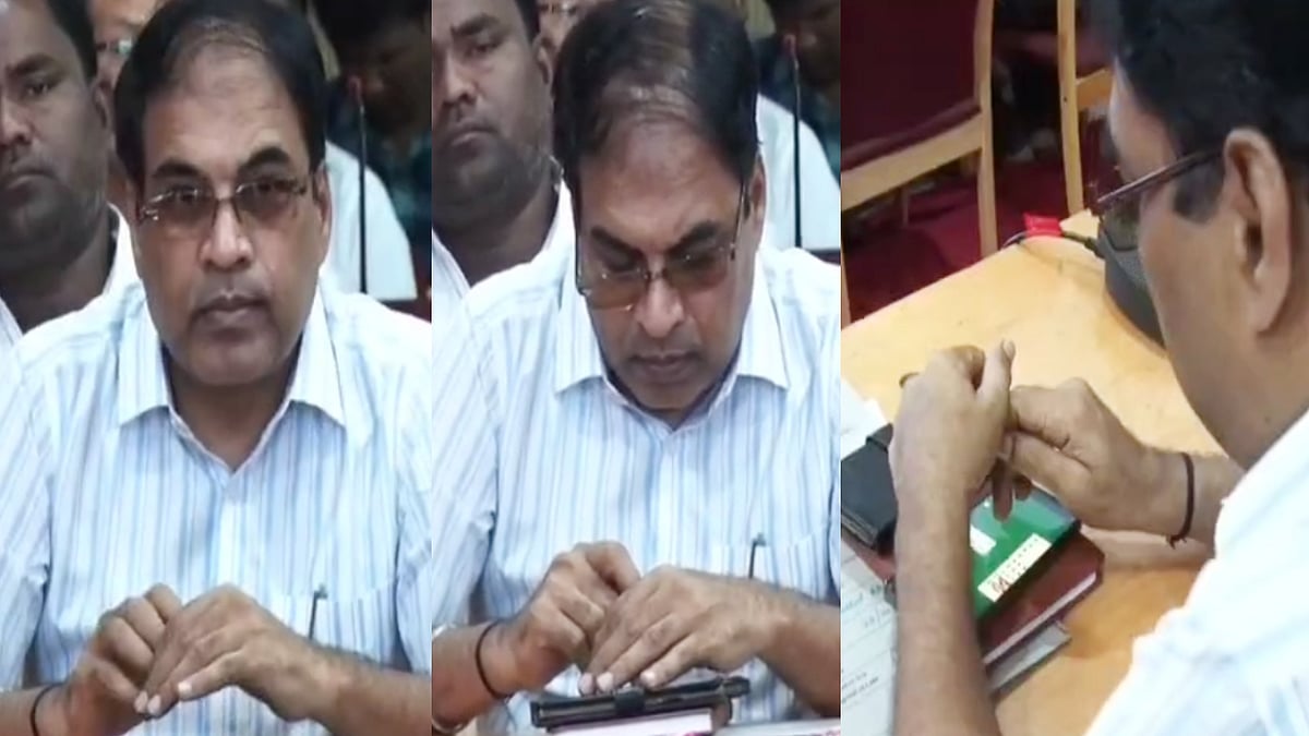 ರಾಯಚೂರು: ಕೆಡಿಪಿ ಸಭೆಯಲ್ಲಿ ರಮ್ಮಿ ಆಡಿದ ಉಪ ಅರಣ್ಯ ಸಂರಕ್ಷಣಾಧಿಕಾರಿ!