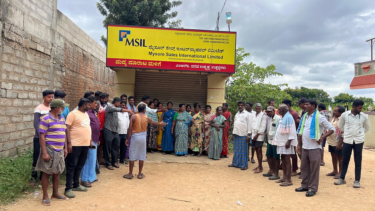 ಗೌರಿಬಿದನೂರು: ಶಾಲೆ ಪಕ್ಕದಲ್ಲೇ ಇದ್ದ ಬಾರ್ ಮುಚ್ಚಿಸಿದ ಮಹಿಳೆಯರು