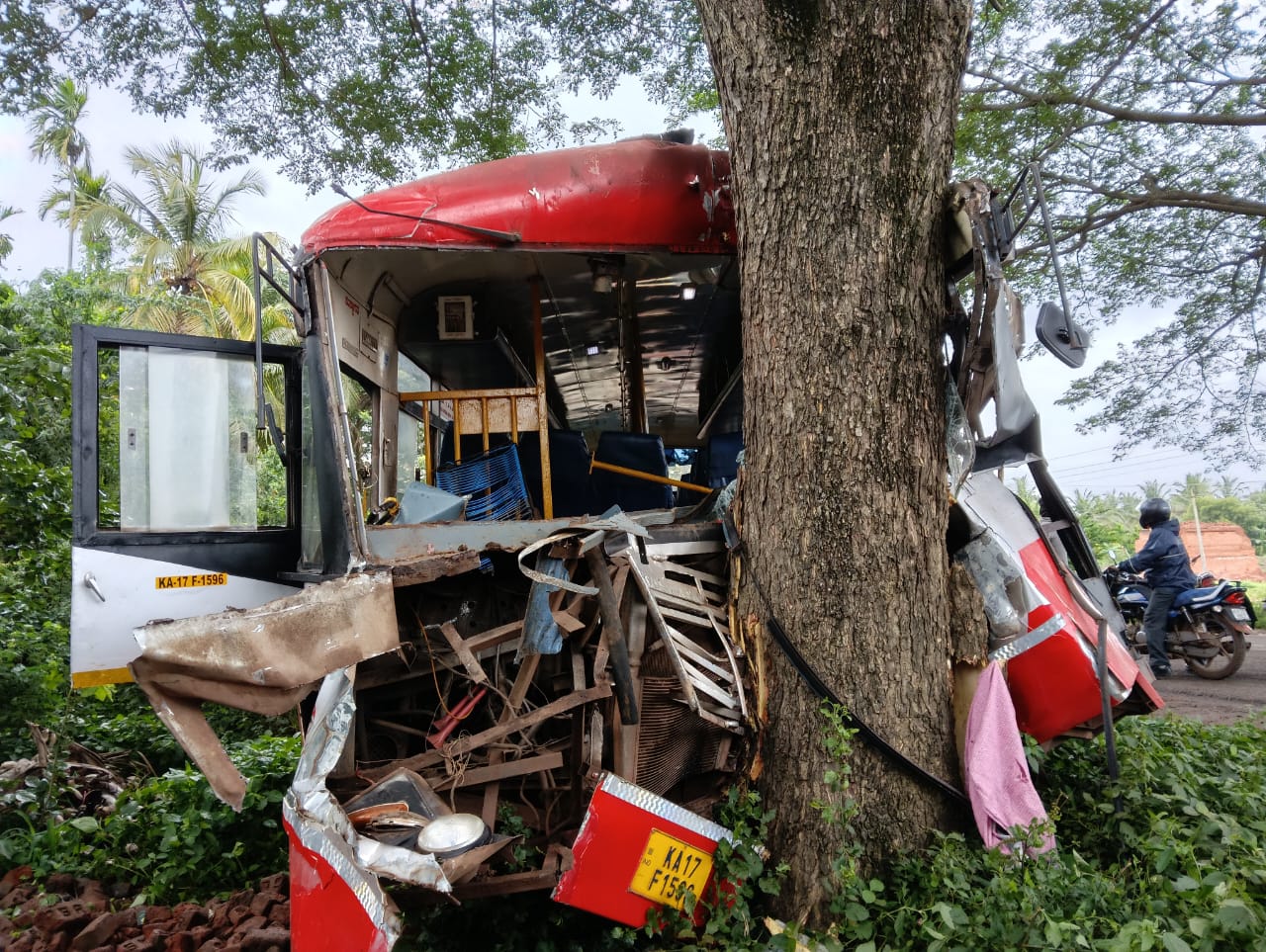 ಹರಿಹರ: ಹರಿಹರ ಹೊರವಲಯದ ಹರನಹಳ್ಳಿ ಹೆದ್ದಾರಿಯಲ್ಲಿ ಶುಕ್ರವಾರ ಕೆಎಸ್‌ಆರ್‌ಟಿಸಿ ಬಸ್ಸೊಂದು ಮರಕ್ಕೆ ಡಿಕ್ಕಿಯಾಗಿರುವುದು.