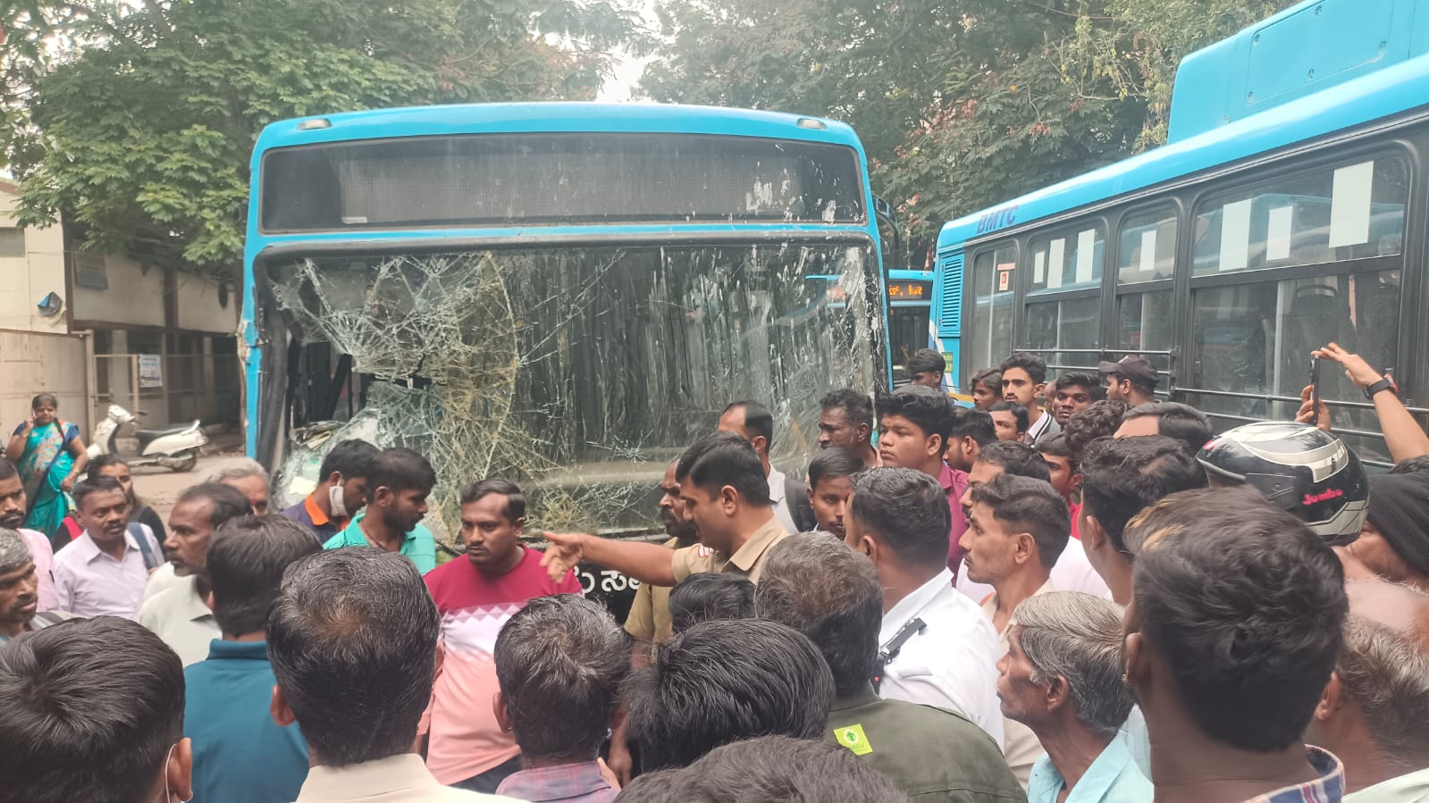 ಬಿಎಂಟಿಸಿ ಬಸ್ ಚಾಲಕರ ವಿರುದ್ಧ ಕ್ರಮ ಕೈಗೊಳ್ಳುವಂತೆ ಆಗ್ರಹಿಸಿ ಸಾರ್ವಜನಿಕರು ರಸ್ತೆತಡೆ ನಡೆಸಿದರು 