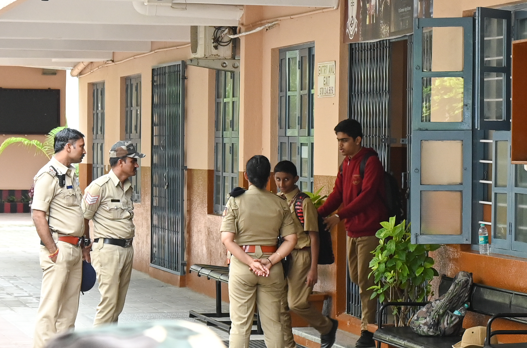 ಬಾಂಬ್‌ ಬೆದರಿಕೆ ಇ–ಮೇಲ್‌ನಿಂದ ಆತಂಕಗೊಂಡ ಮಕ್ಕಳ ಮನೆಯತ್ತ ಹೆಜ್ಜೆ ಹಾಕಿದರು 
ಪ್ರಜಾವಾಣಿ ಚಿತ್ರ/ಬಿ.ಕೆ.ಜನಾರ್ದನ್‌ 