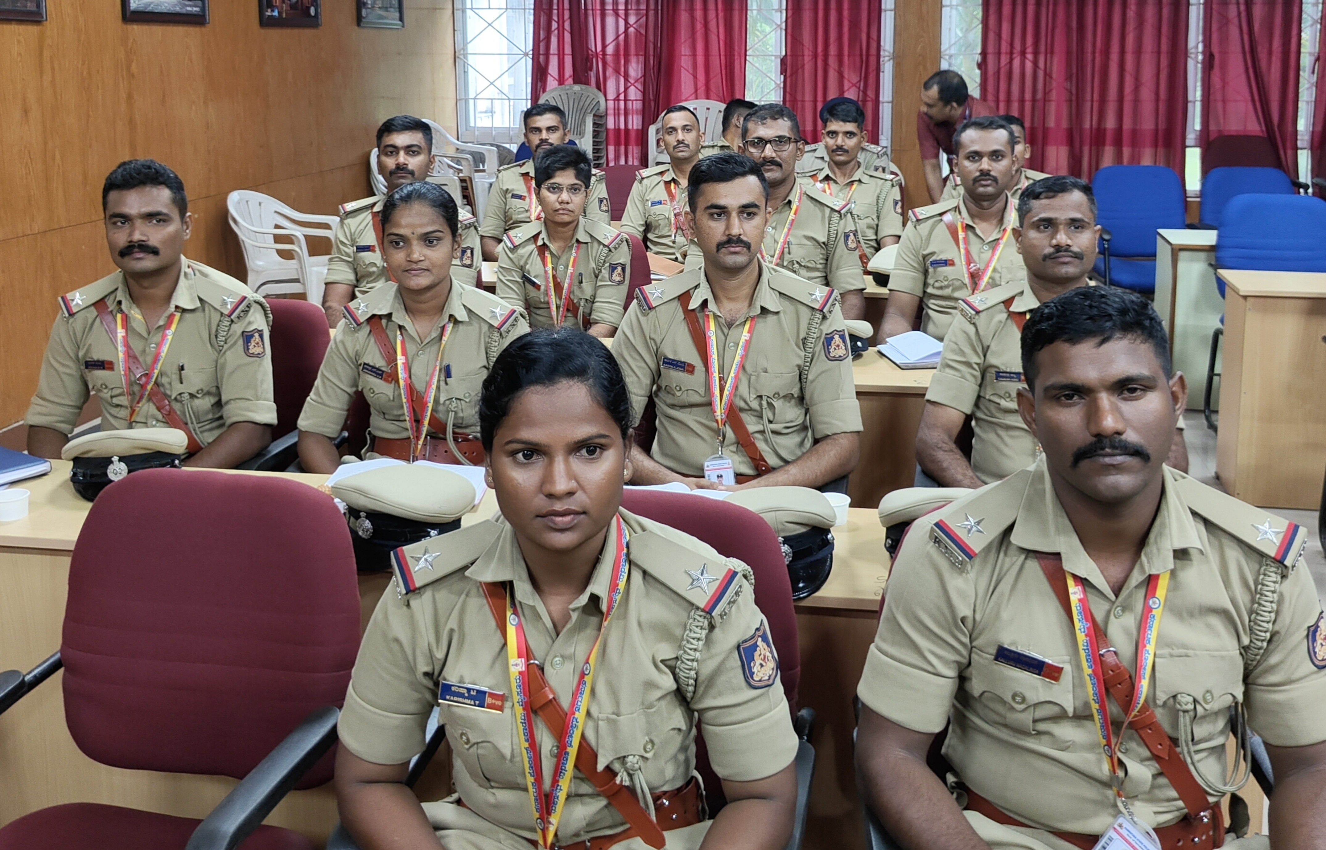 ಜಿಲ್ಲಾ ಪೊಲೀಸ್ ವರಿಷ್ಠಾಧಿಕಾರಿ ಕಚೇರಿಯಲ್ಲಿದ್ದ ತರಬೇತಿ ನಿರತ ಎಸ್‌ಐಗಳು