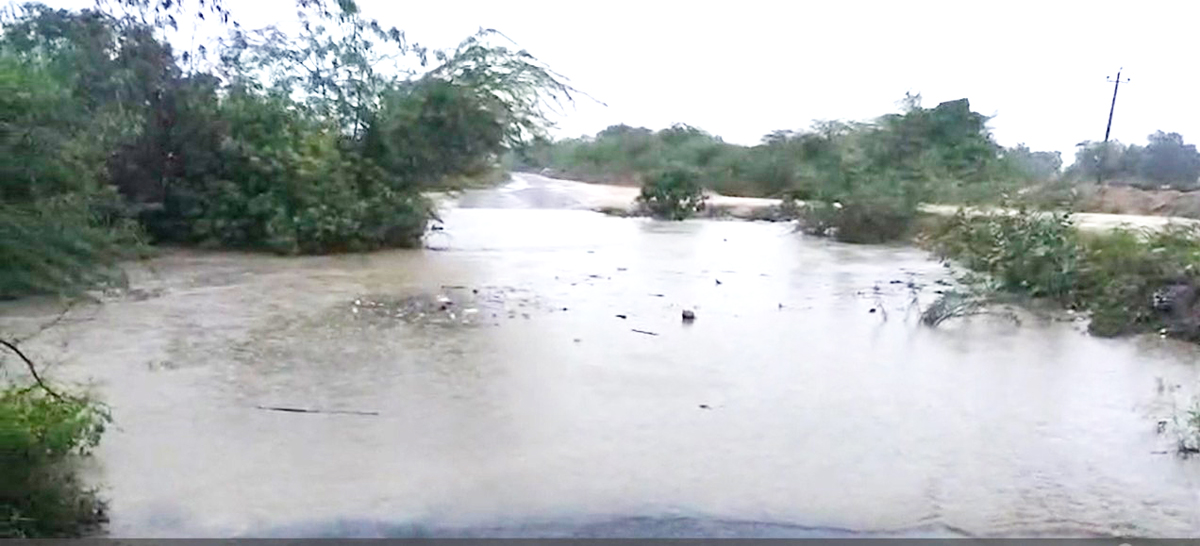 ನರೇಗಲ್‌ ಸಮೀಪದ ಜಕ್ಕಲಿ ಗ್ರಾಮದ ಅಗಸರಹಳ್ಳ ಶುಕ್ರವಾರ ಸಂಜೆ ಸುರಿದ ಮಳೆಯಲ್ಲಿ ಉಕ್ಕಿ ಹರಿಯುತ್ತಿರುವುದು
